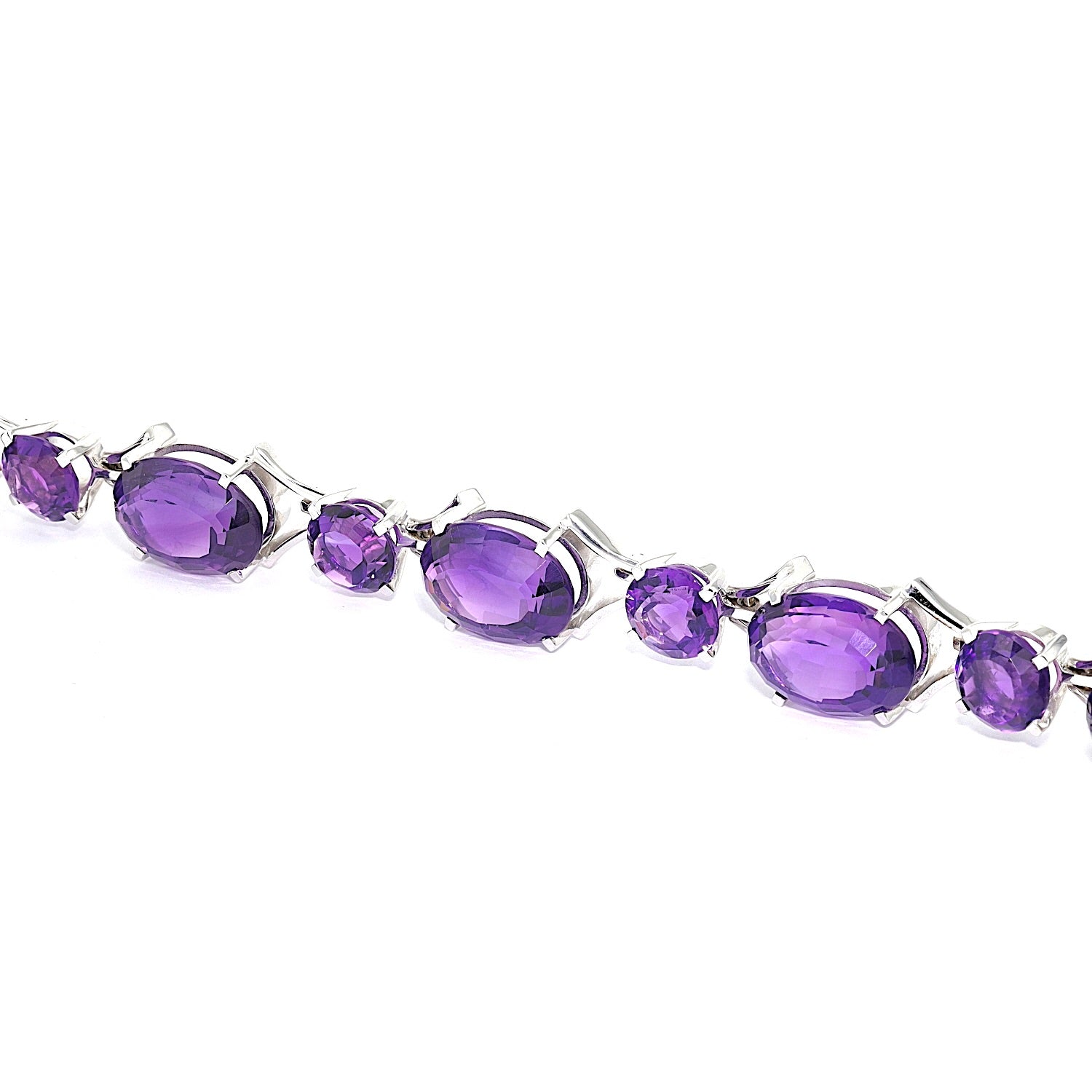 Armband in 750er Weißgold mit Amethysten, liegend links gedreht