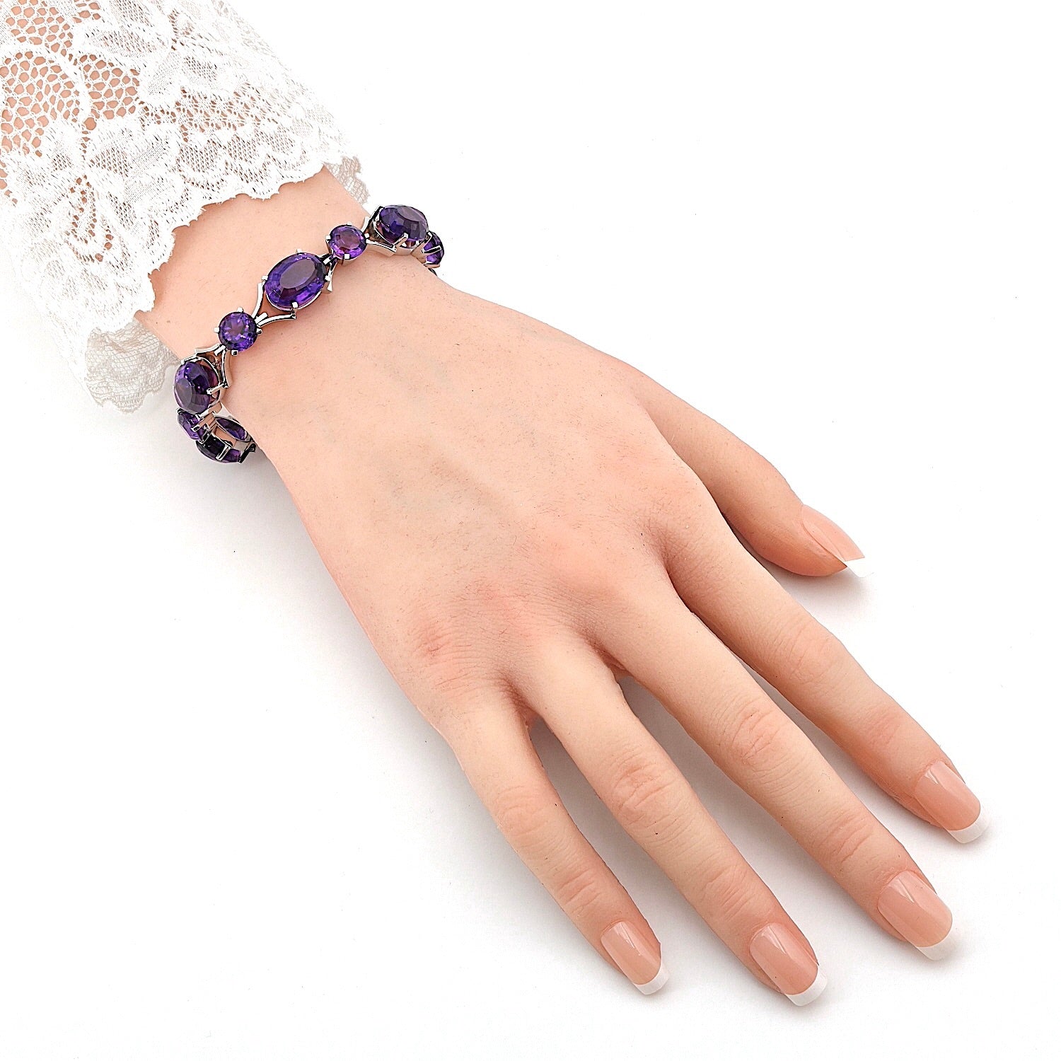 Armband in 750er Weißgold mit Amethysten, am Arm