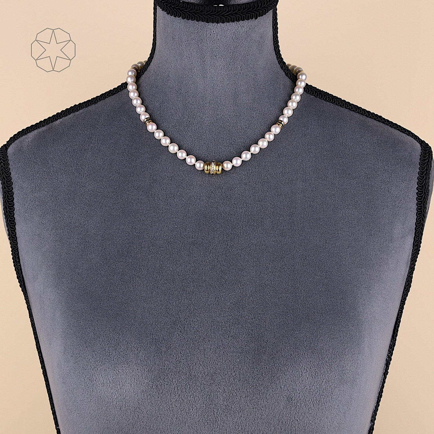 Akoya-Zuchtperlenkette, 750er Gold mit Diamanten, Rubinen, Smaragden, Saphiren, an der Büste