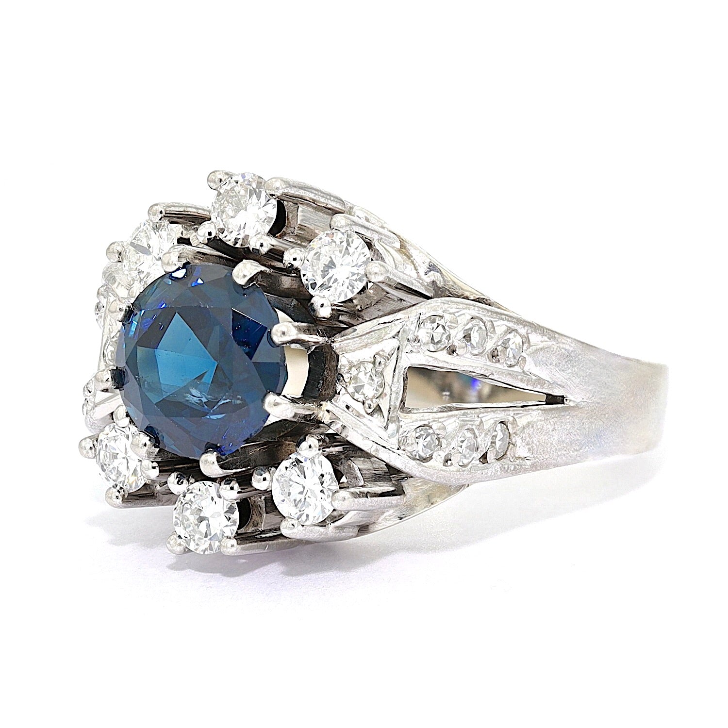 Ring in 585er Weißgold mit einem Saphir und Brillanten und Diamanten, liegend links gedreht