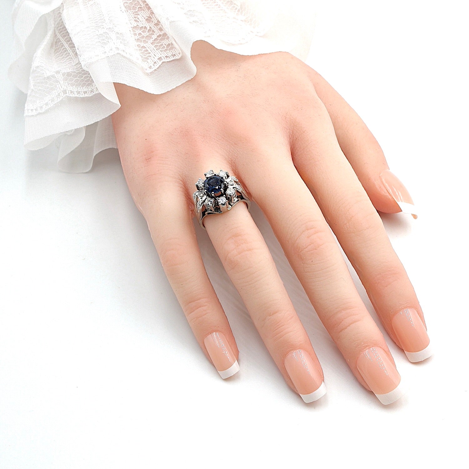 Ring in 585er Weißgold mit einem Saphir und Brillanten und Diamanten, an der Hand