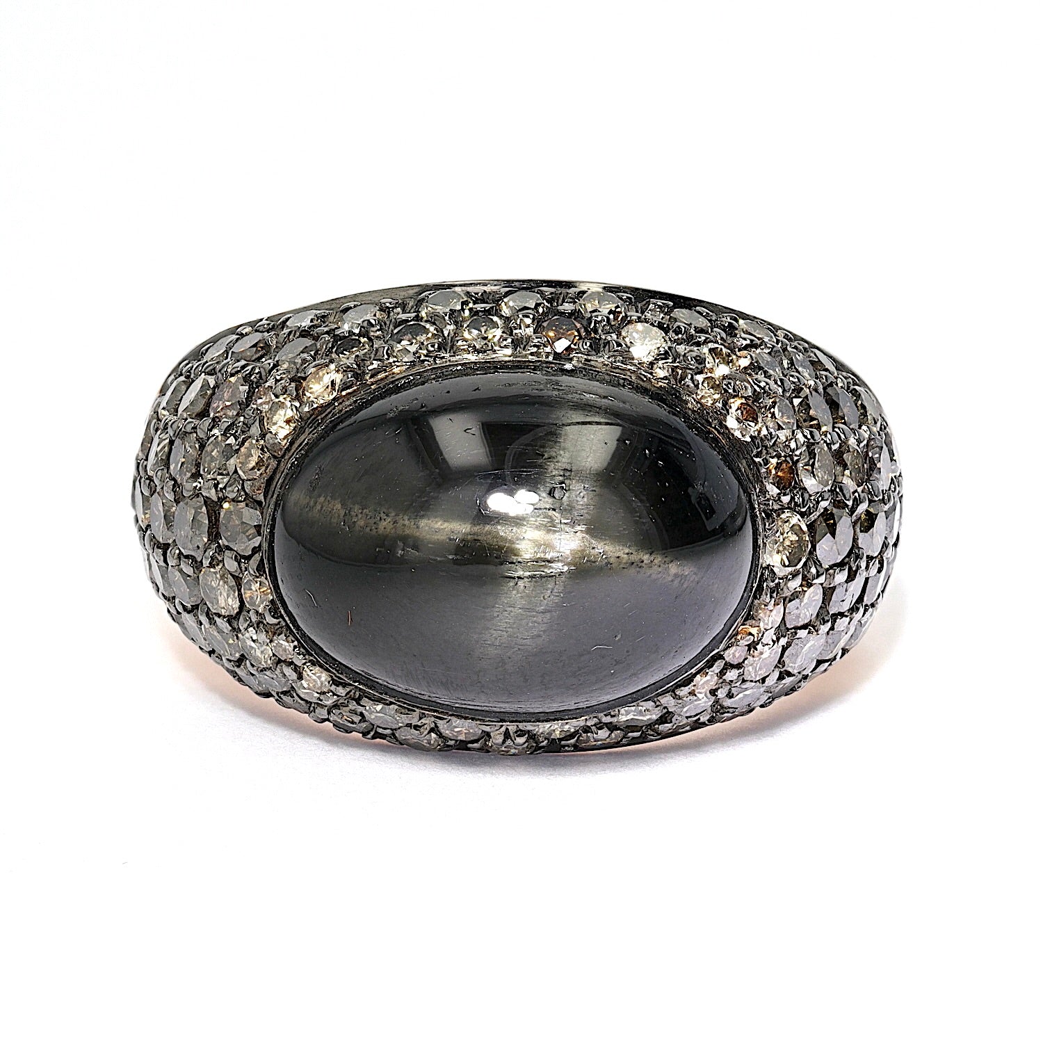 Ring in 750er Gelbgold mit einem Stern-Diopsid und insgesamt ca. 1,65 ct  Brillanten, liegend frontal