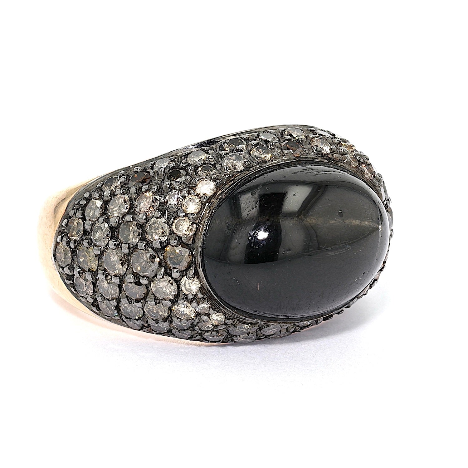 Ring in 750er Gelbgold mit einem Stern-Diopsid und insgesamt ca. 1,65 ct  Brillanten, liegend rechts gedreht