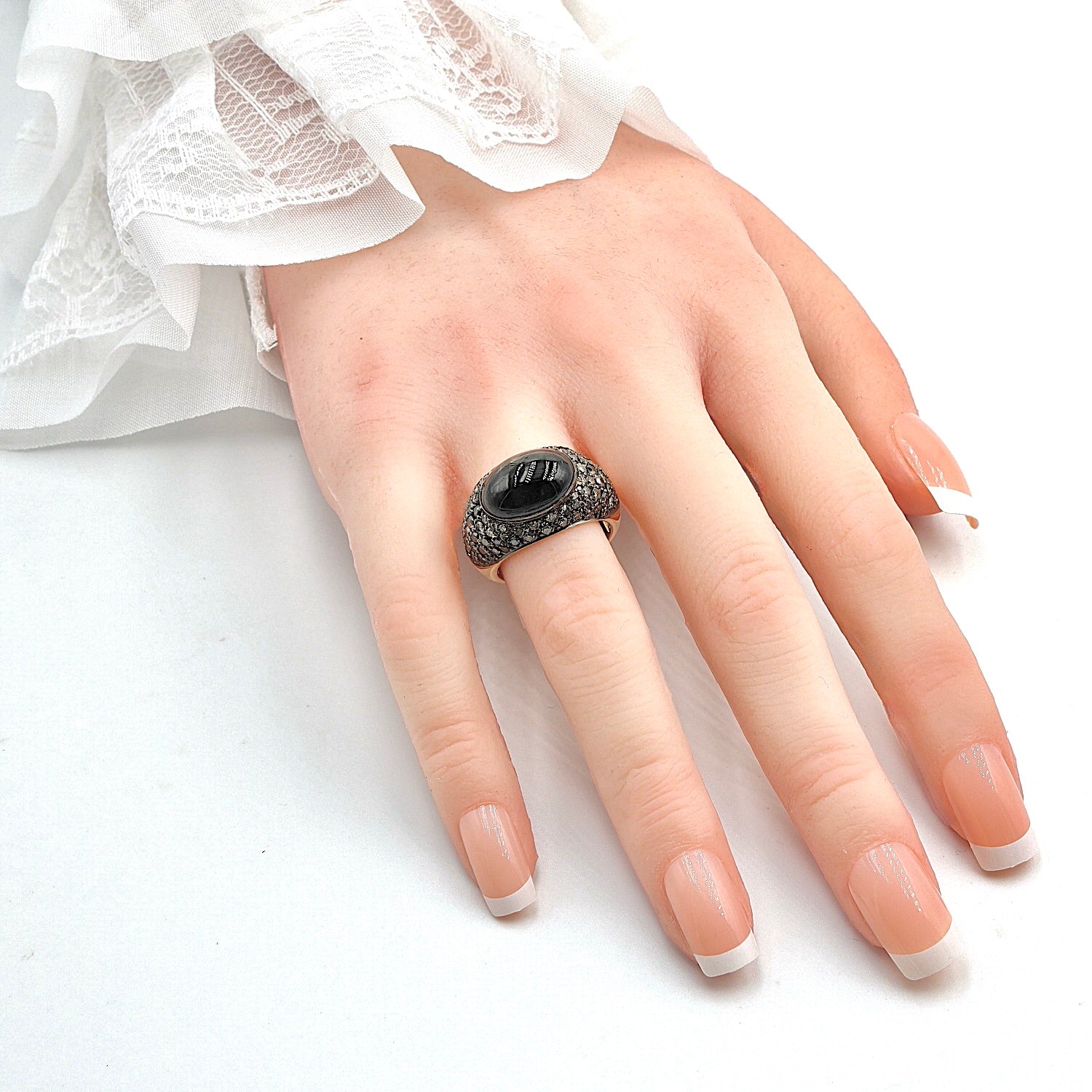 Ring in 750er Gelbgold mit einem Stern-Diopsid und insgesamt ca. 1,65 ct  Brillanten, an der Hand