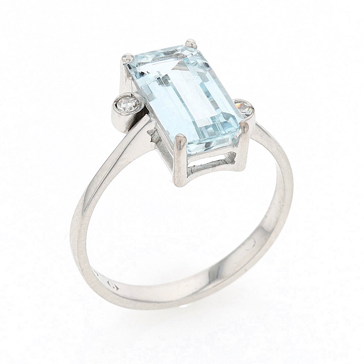 Ring in 750er Weißgold mit einem Aquamarin und Diamanten, stehend