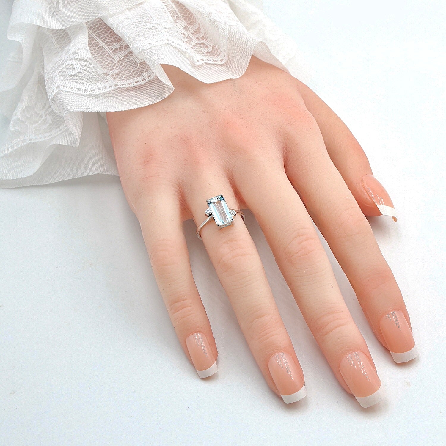 Ring in 750er Weißgold mit einem Aquamarin und Diamanten, an der Hand