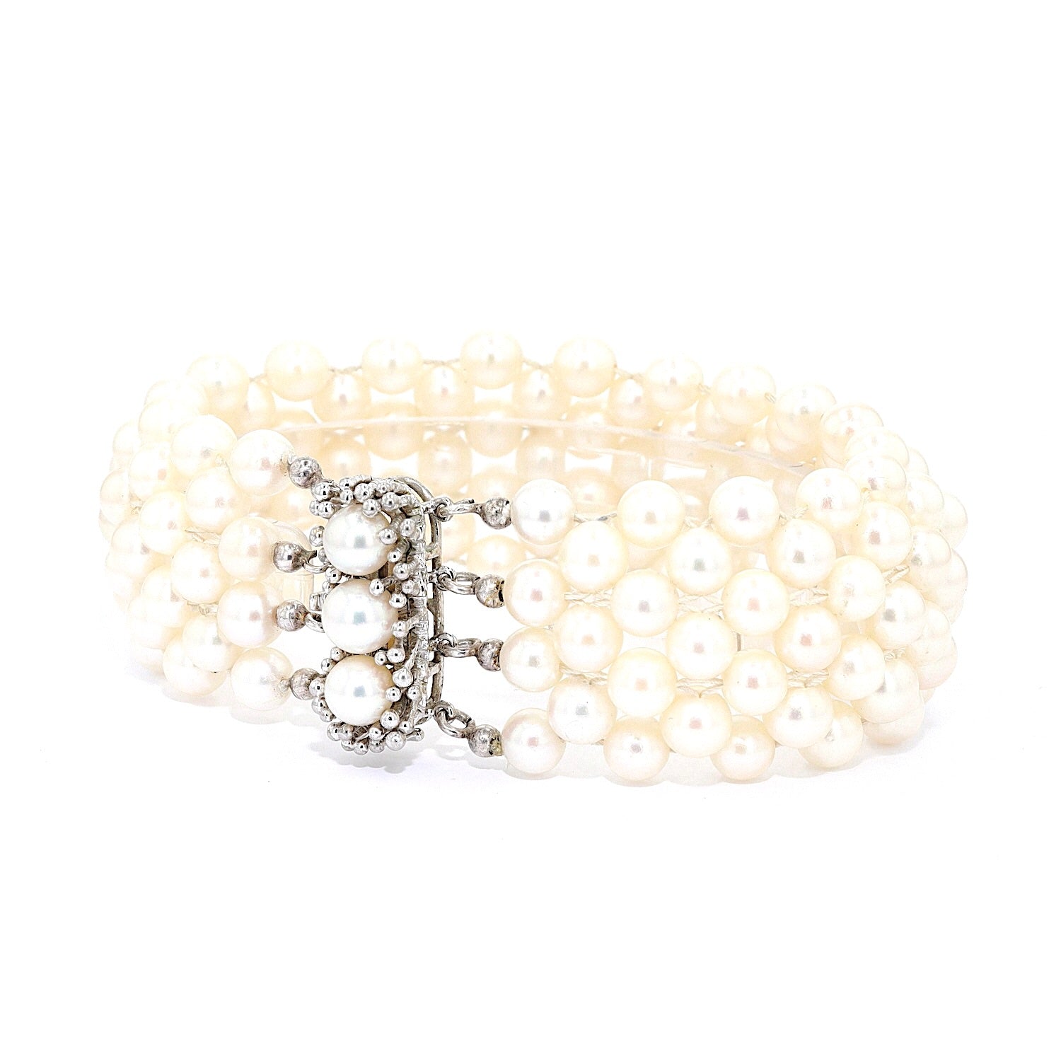 Zuchtperlenarmband mit einem Schloß aus 585er Weißgold, liegend links gedreht