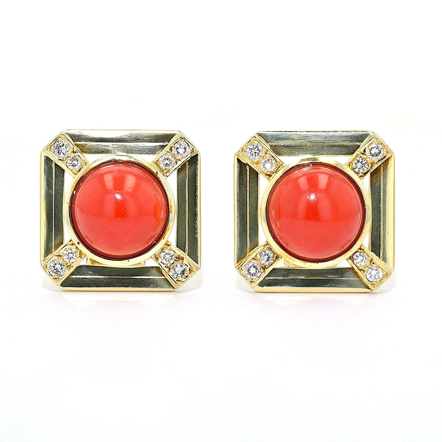 1 Paar Ohrclips in 585er Gelbgold mit Koralle und Diamanten, liegend frontal