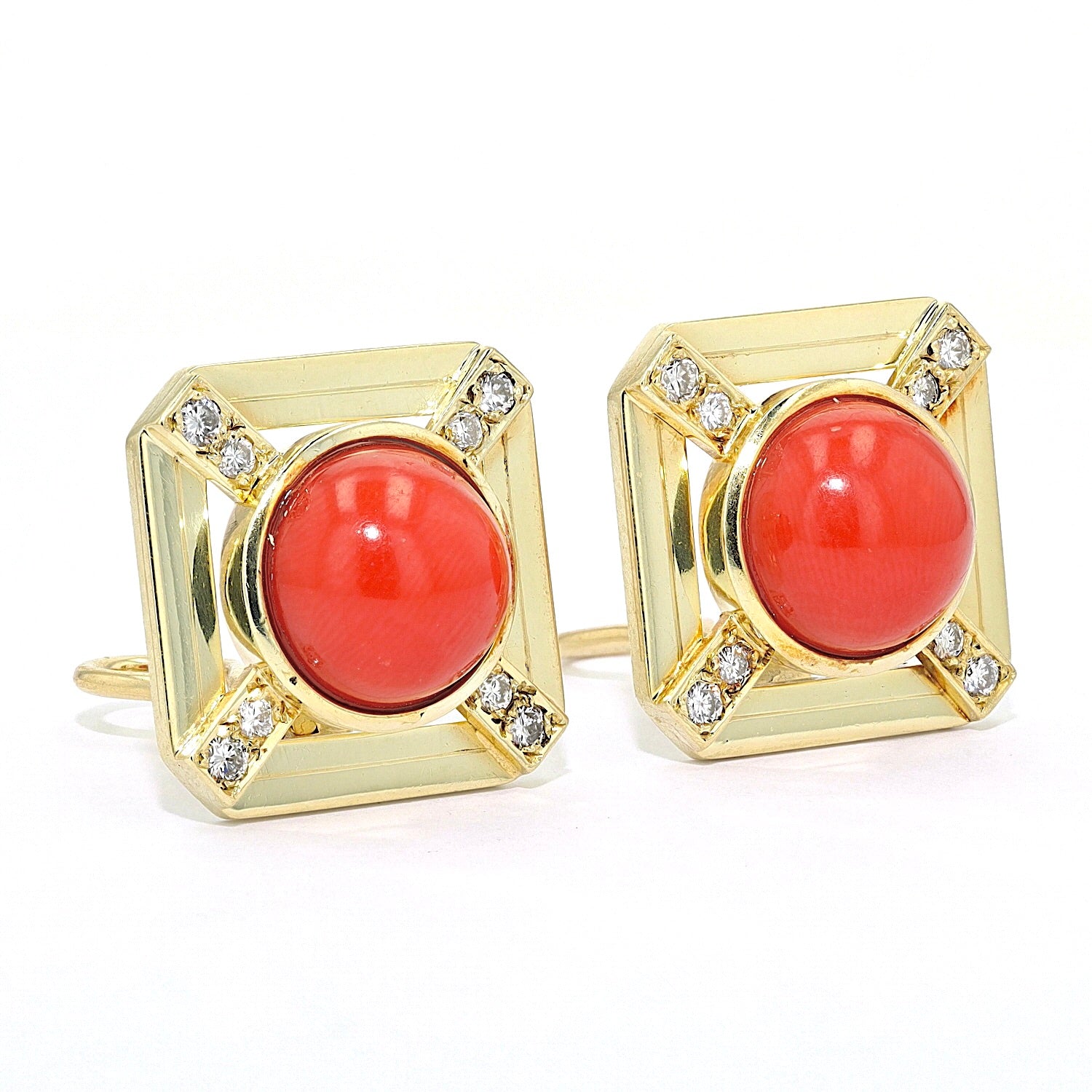 1 Paar Ohrclips in 585er Gelbgold mit Koralle und Diamanten, liegend rechts gedreht