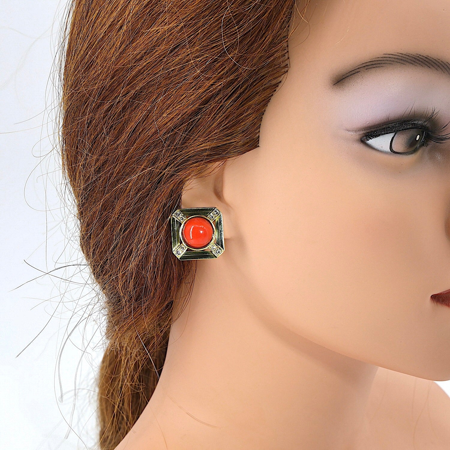 1 Paar Ohrclips in 585er Gelbgold mit Koralle und Diamanten, einzelnd am Ohr