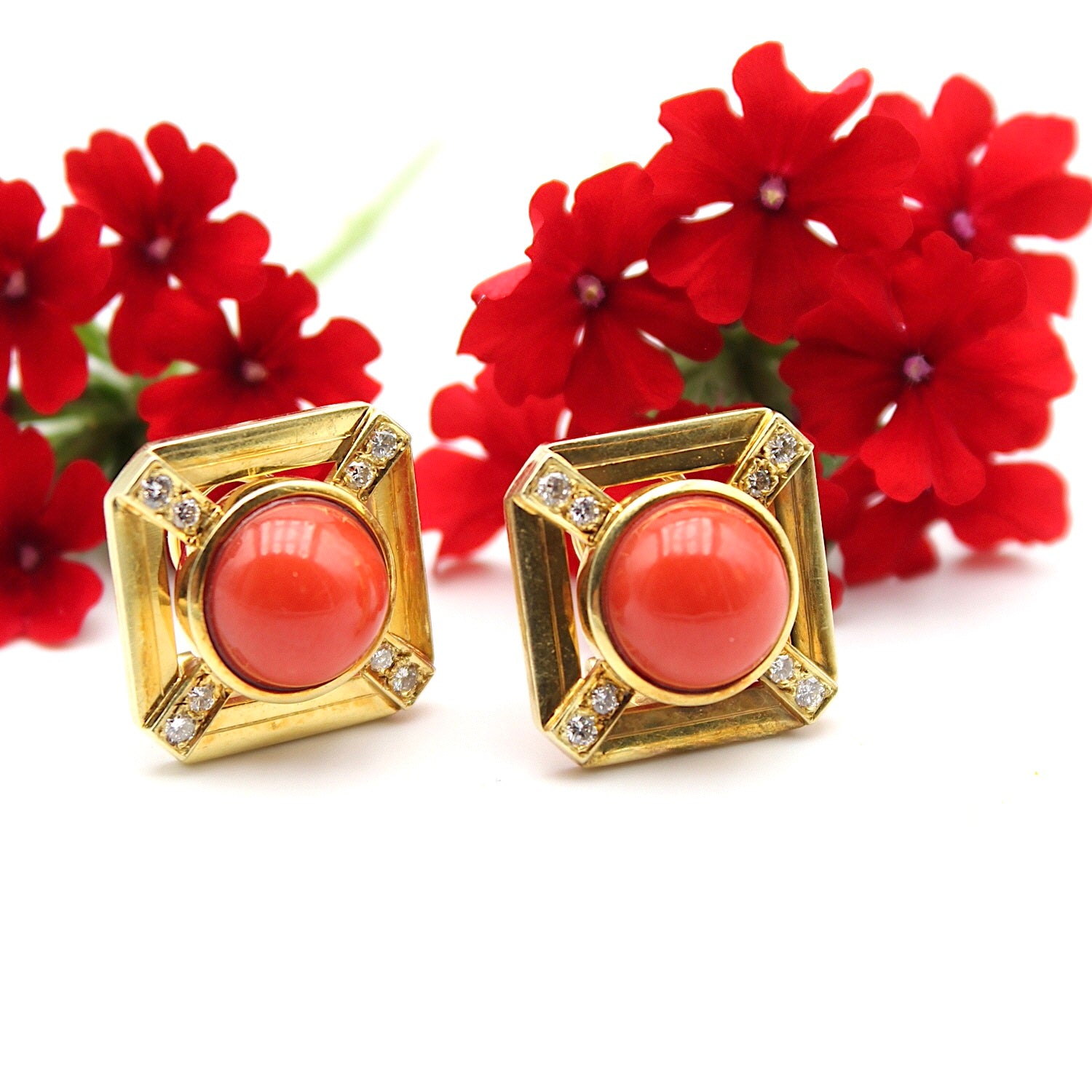 1 Paar Ohrclips in 585er Gelbgold mit Koralle und Diamanten, liegend rechts gedreht mit floraler Deko