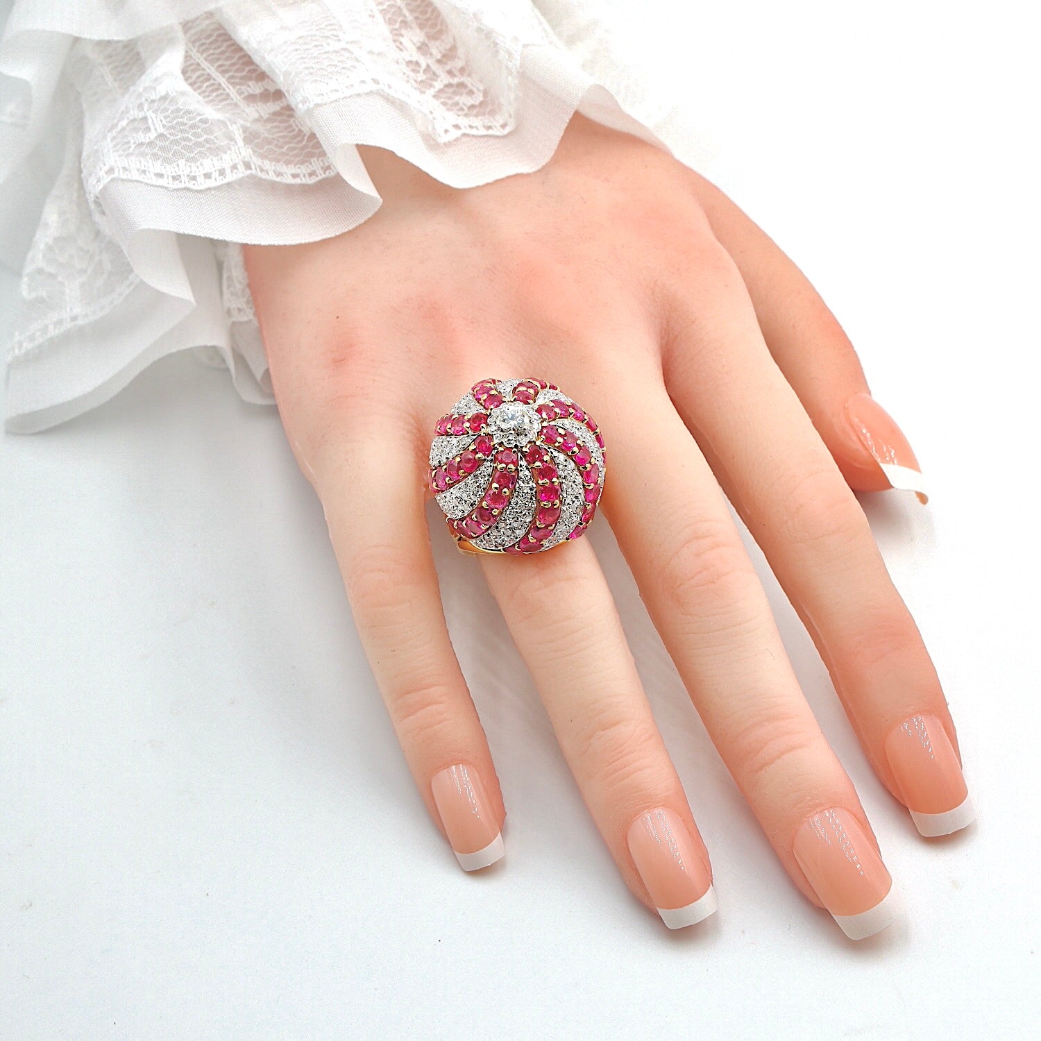 Ring in 750er Gelbgold mit pinkfarbenen Saphiren und insgesamt ca. 1,9 ct Diamanten, an der Hand