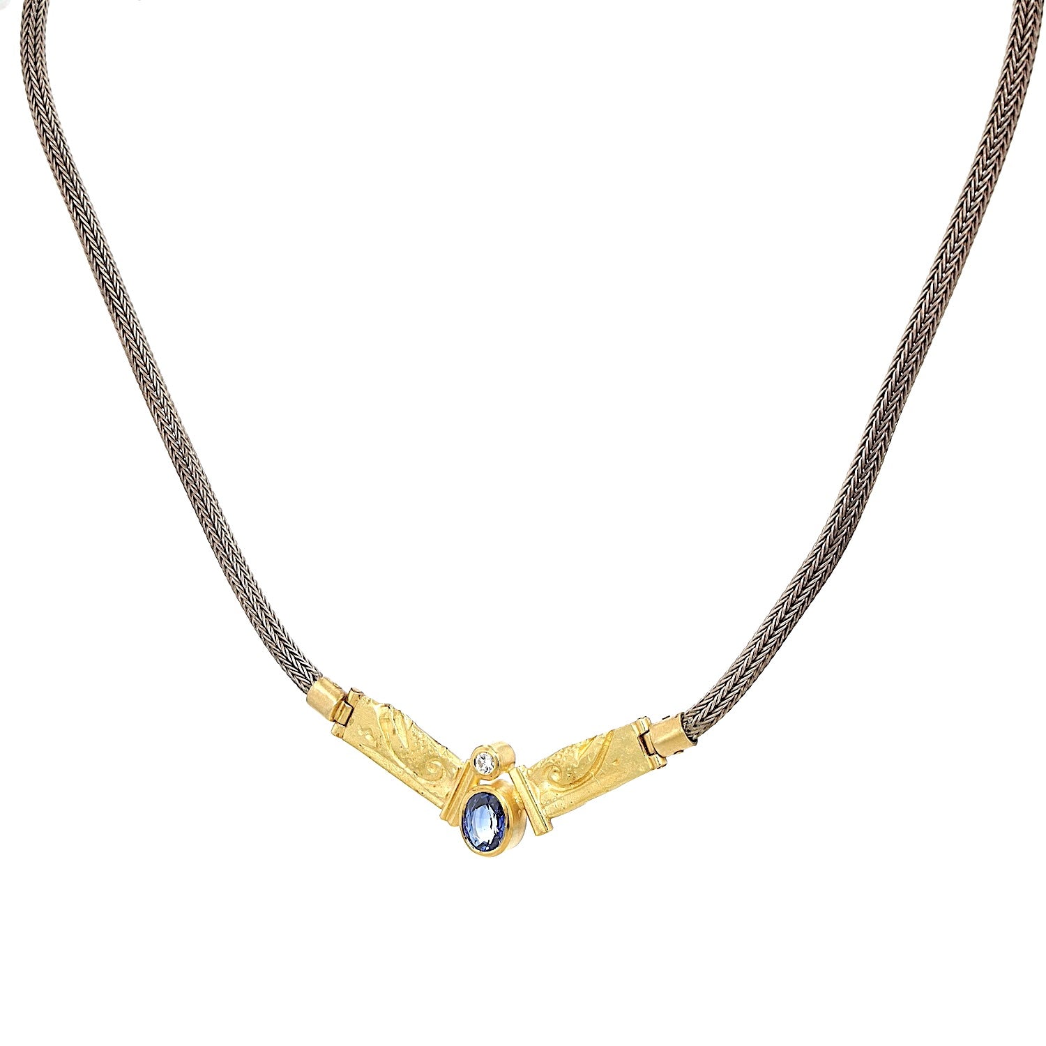 Collier in 750er Gelbgold und Silber mit einem Brillanten und einem Saphir, hängend links gedreht