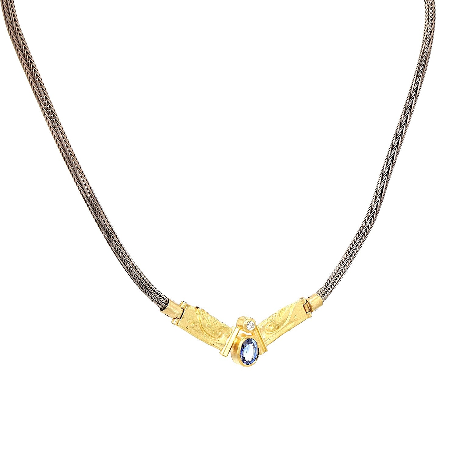 Collier in 750er Gelbgold und Silber mit einem Brillanten und einem Saphir, hängend rechts gedreht