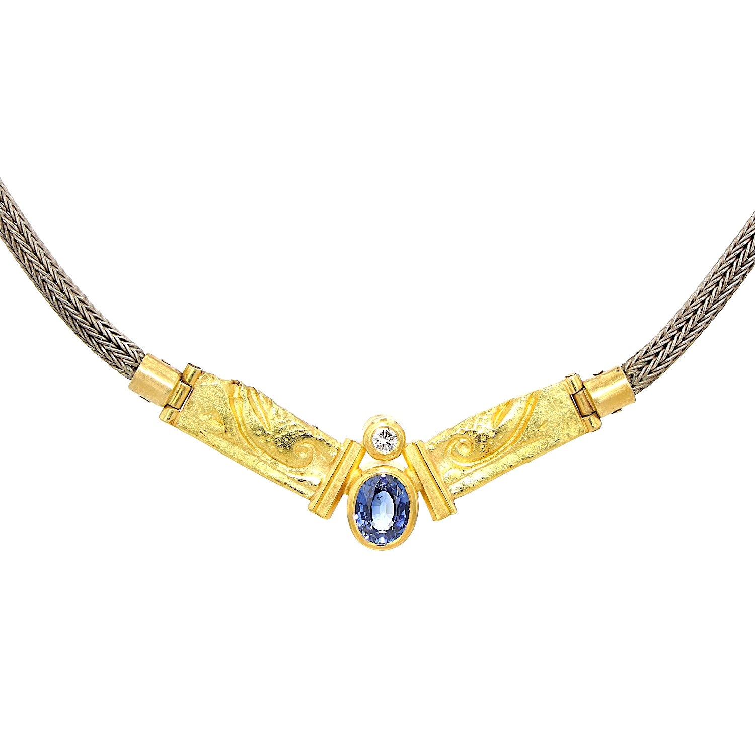 Collier in 750er Gelbgold und Silber mit einem Brillanten und einem Saphir, hängend frontal Nahaufnahme Mittelteil