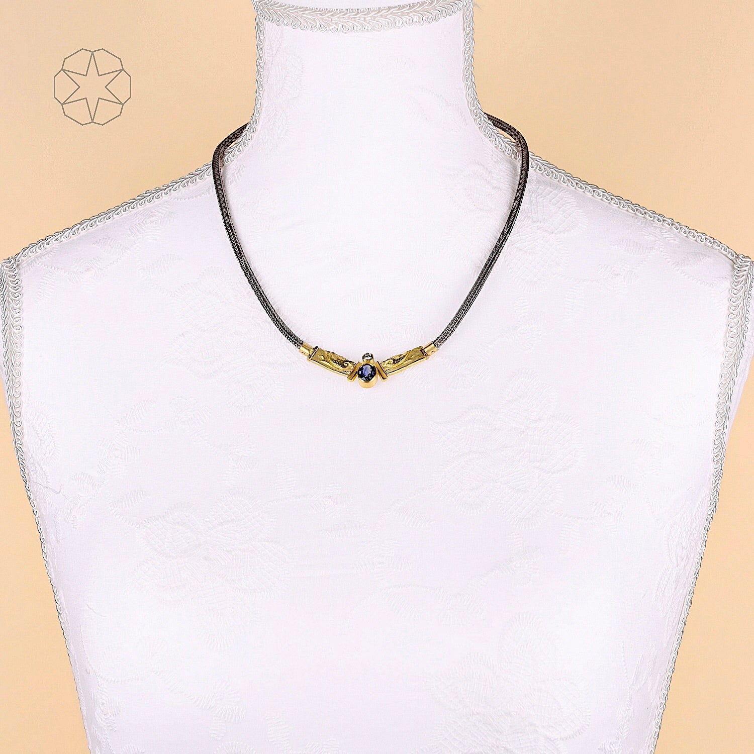 Collier in 750er Gelbgold und Silber mit einem Brillanten und einem Saphir, an der Büste