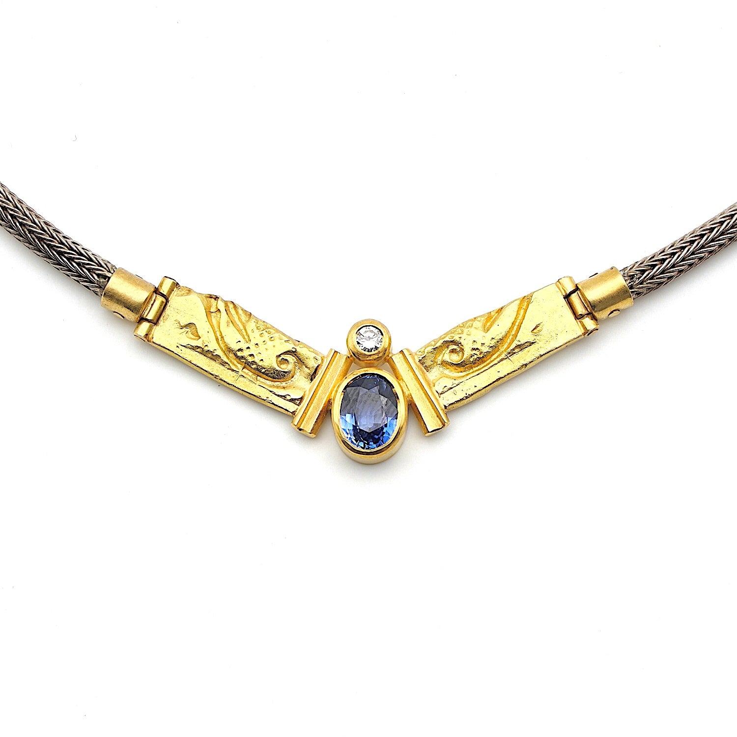 Collier in 750er Gelbgold und Silber mit einem Brillanten und einem Saphir, liegend Draufsicht Nahaufnahme Mittelteil