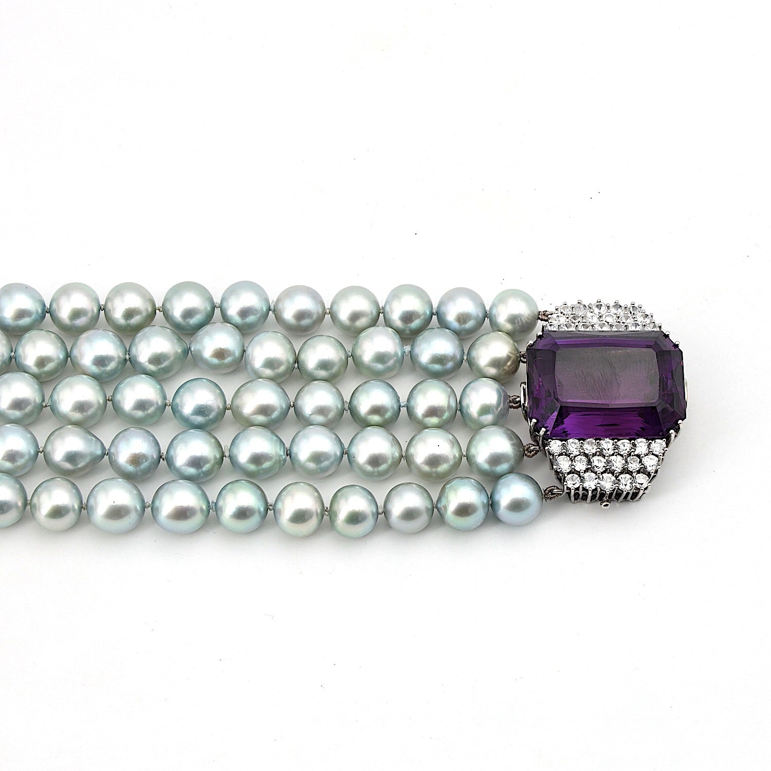 Armband mit 5 Reihen Zuchtperlen und einem Schloss in 750er Weißgold mit Brillanten und einem Amethyst, liegend Schloss