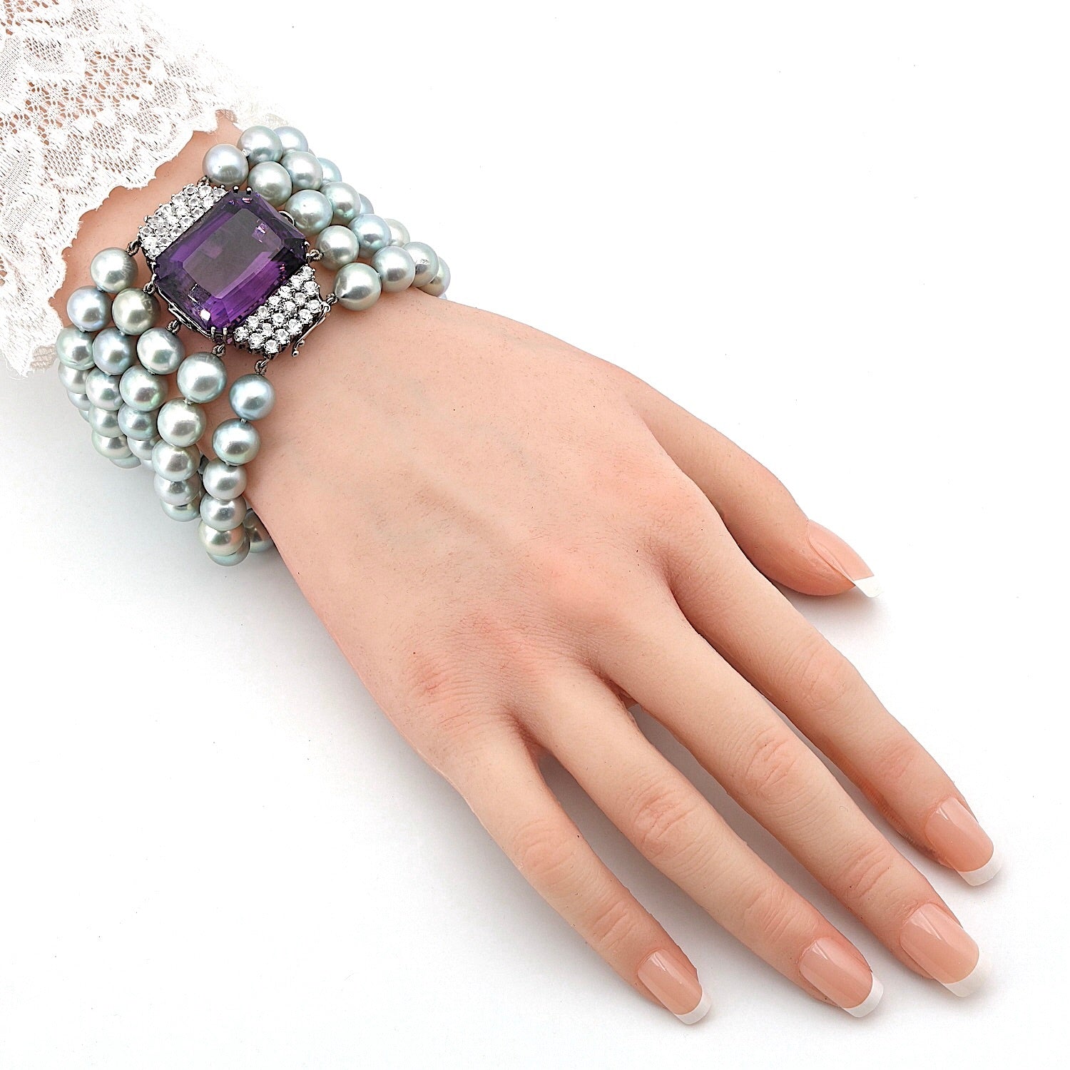 Armband mit 5 Reihen Zuchtperlen und einem Schloss in 750er Weißgold mit Brillanten und einem Amethyst, am Arm