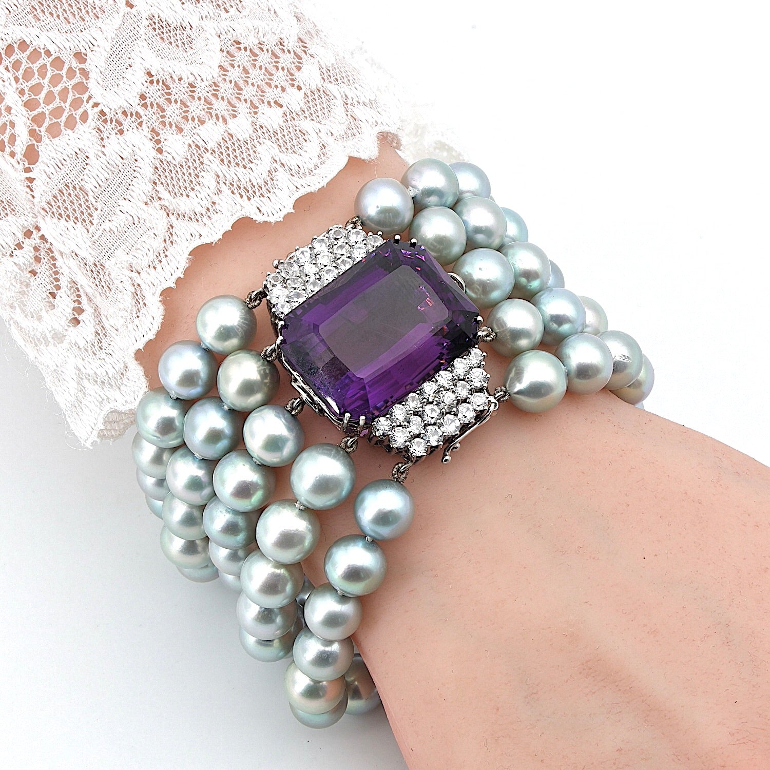 Armband mit 5 Reihen Zuchtperlen und einem Schloss in 750er Weißgold mit Brillanten und einem Amethyst, am Arm Nahaufnahme