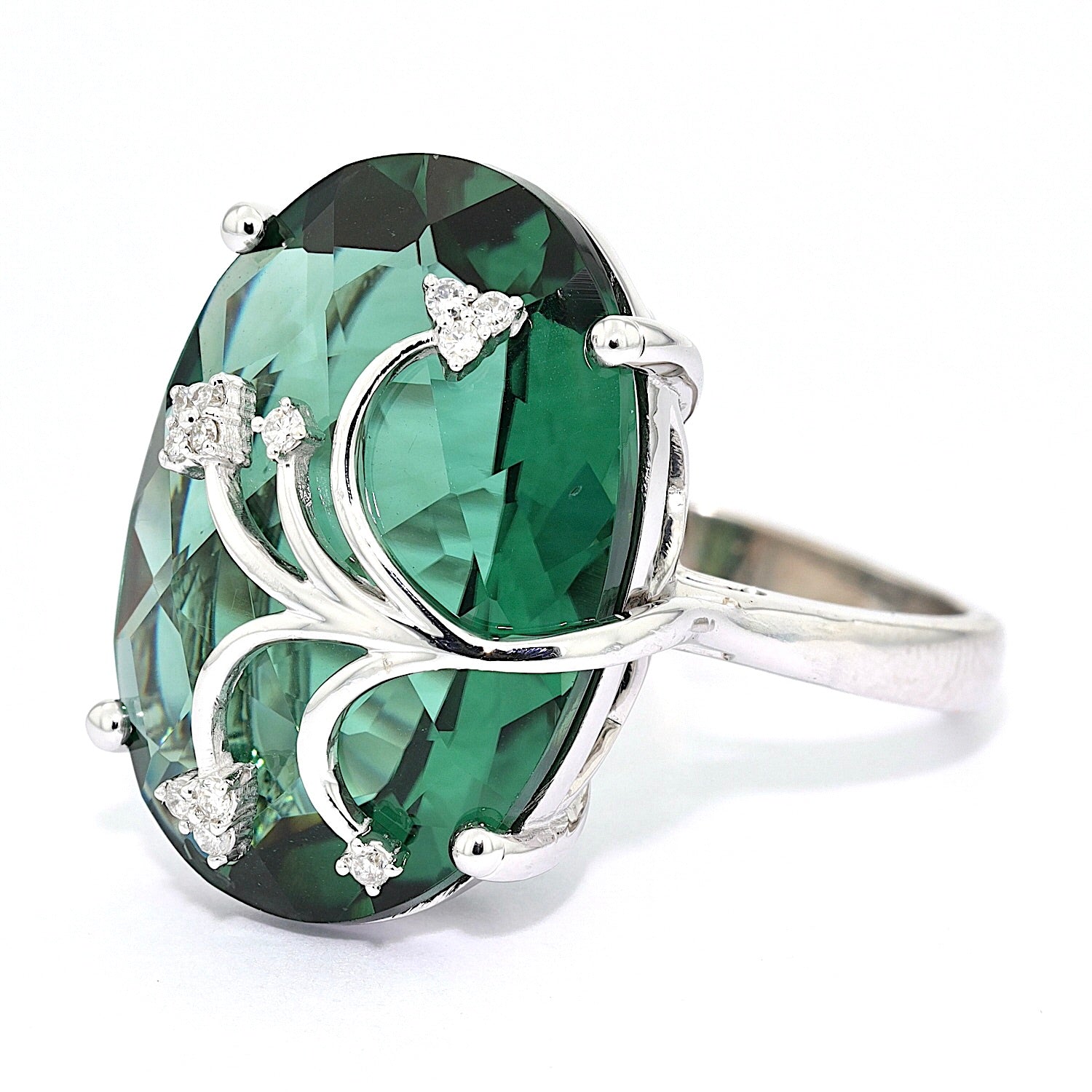 Ring in 750er Weißgold mit einem grünen Quarz und Brillanten, liegend links gedreht