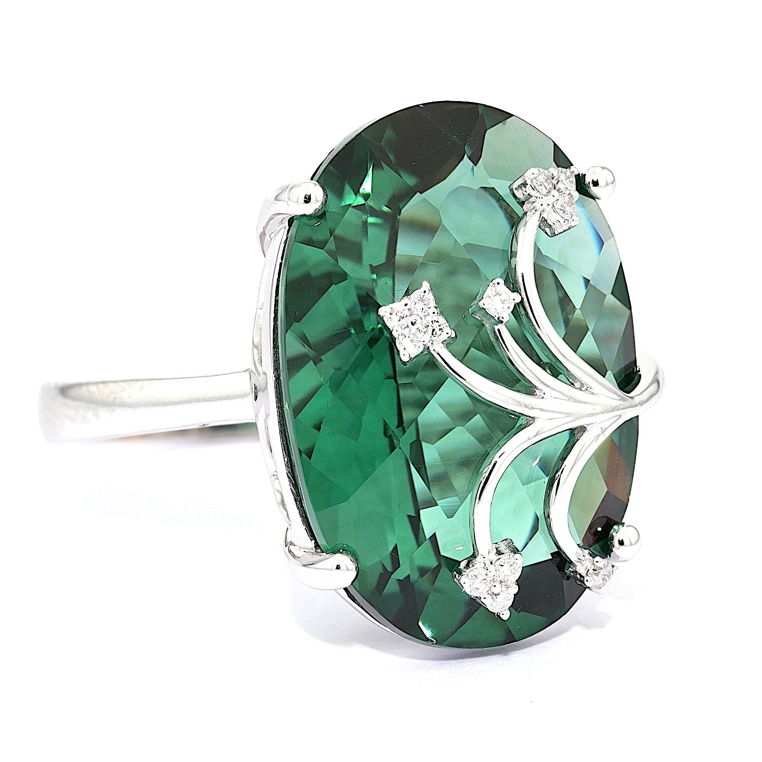 Ring in 750er Weißgold mit einem grünen Quarz und Brillanten, liegend rechts gedreht