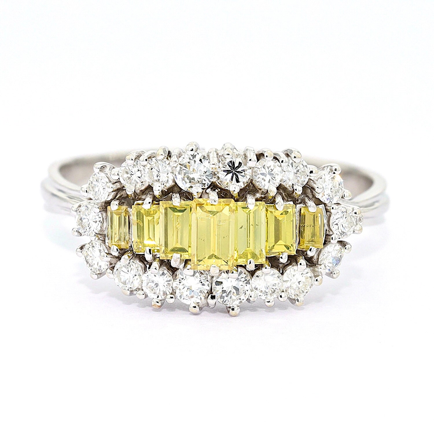 Ring in 18 kt Weißgold mit weißen und farbigen Diamanten und Brillanten mit insgesamt ca. 1,43 ct, liegend frontal