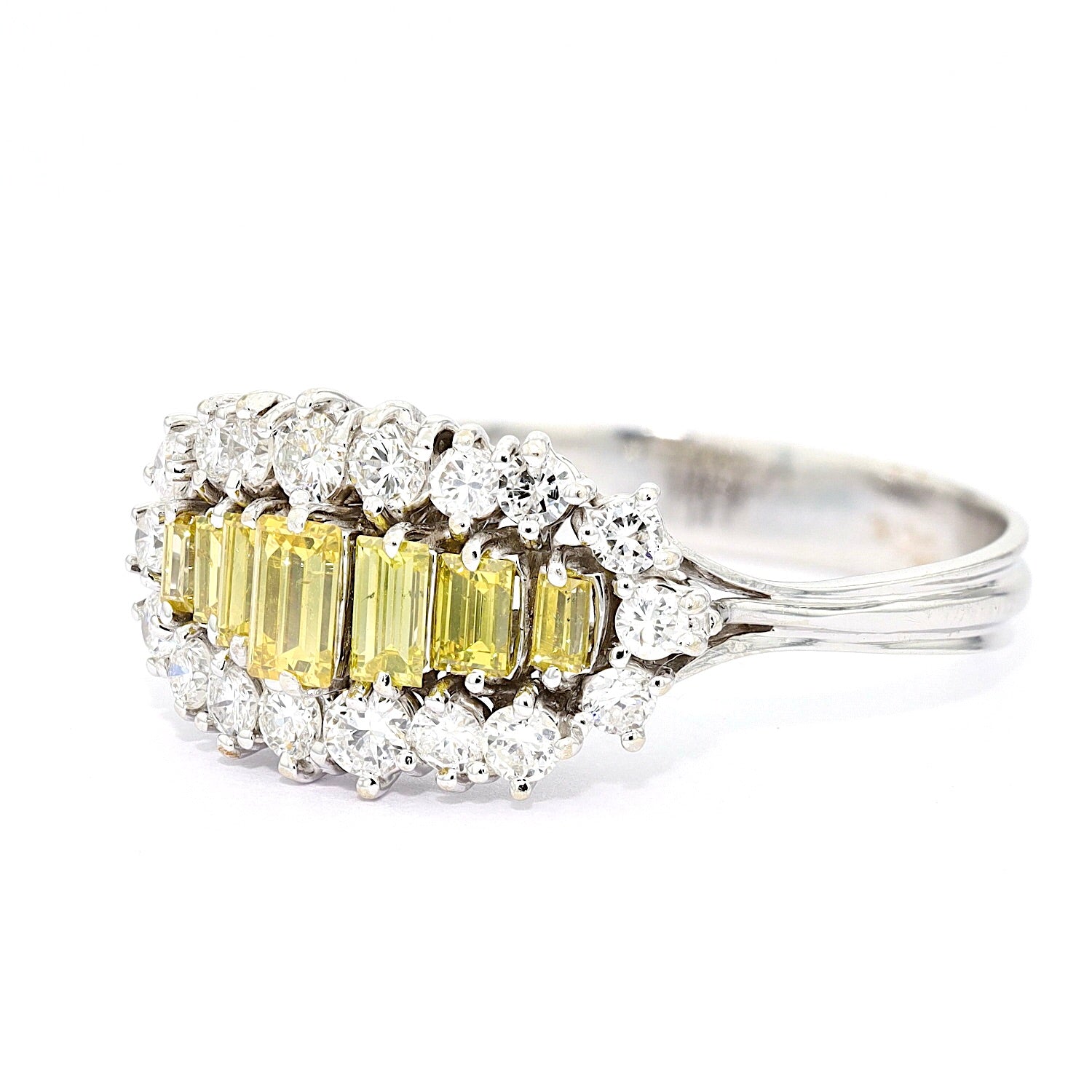 Ring in 18 kt Weißgold mit weißen und farbigen Diamanten und Brillanten mit insgesamt ca. 1,43 ct, liegend links gedreht