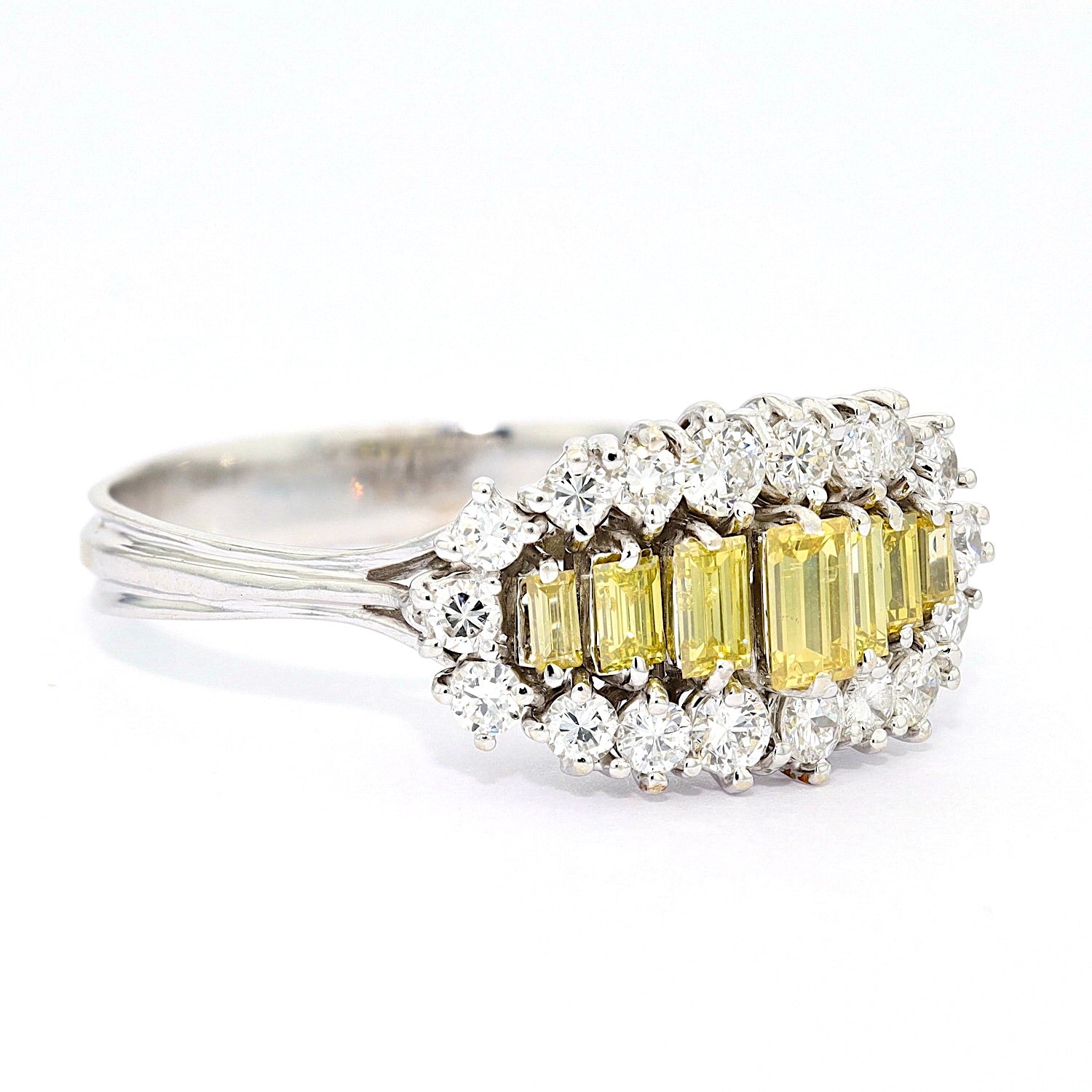 Ring in 18 kt Weißgold mit weißen und farbigen Diamanten und Brillanten mit insgesamt ca. 1,43 ct, liegend rechts gedreht