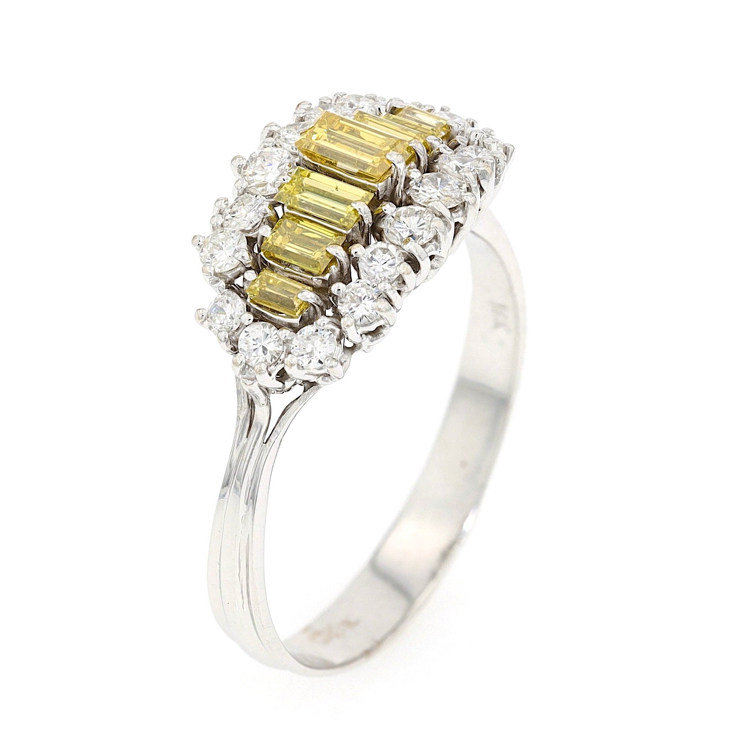 Ring in 18 kt Weißgold mit weißen und farbigen Diamanten und Brillanten mit insgesamt ca. 1,43 ct, stehend