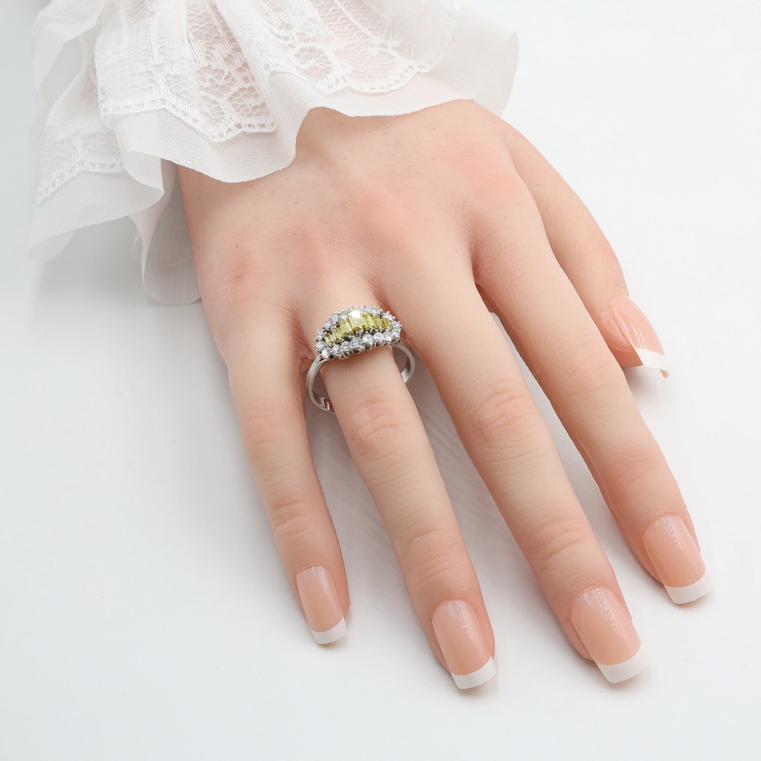 Ring in 18 kt Weißgold mit weißen und farbigen Diamanten und Brillanten mit insgesamt ca. 1,43 ct, an der Hand