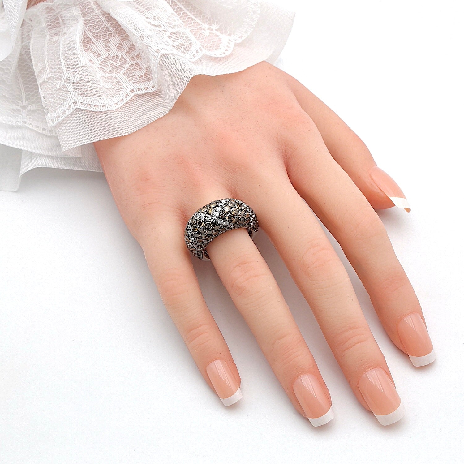 Ring in 750er Weißgold mit weißen und champagnerfarbenen Brillanten, an der Hand