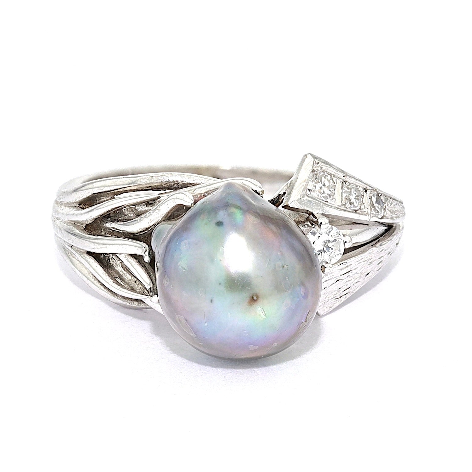 Ring in 590er Weißgold mit einer Zuchtperle und Diamanten, liegend frontal