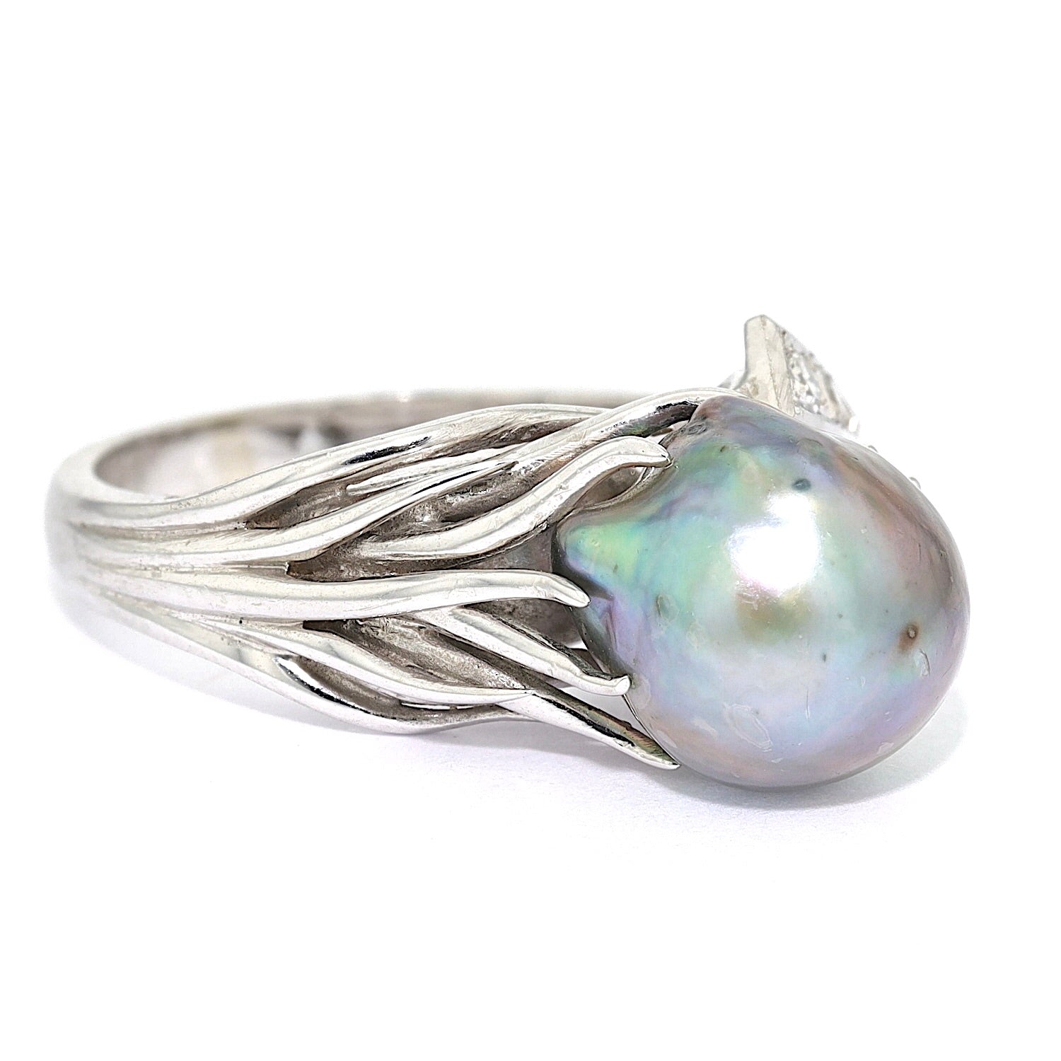 Ring in 590er Weißgold mit einer Zuchtperle und Diamanten, liegend rechts gedreht