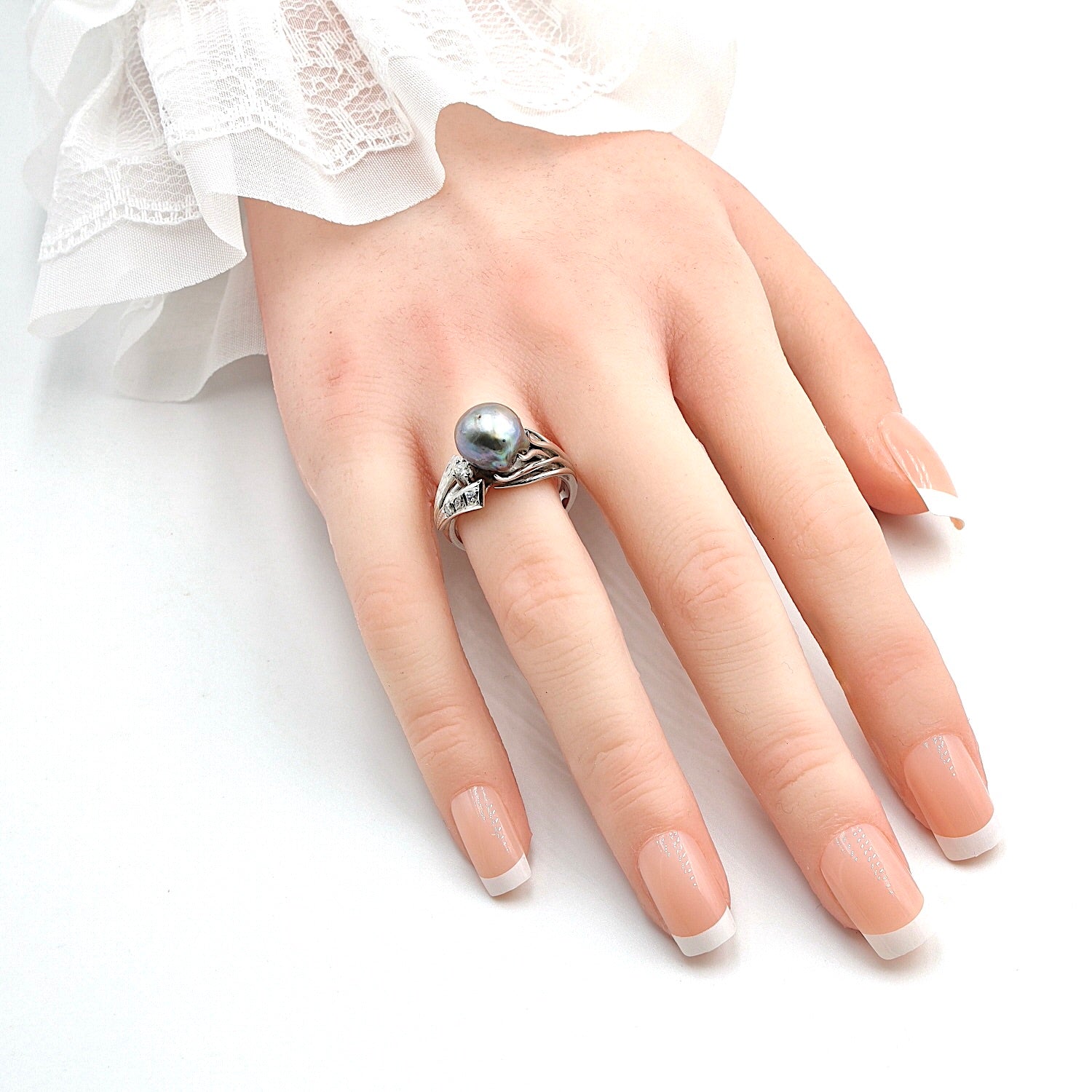 Ring in 590er Weißgold mit einer Zuchtperle und Diamanten, an der Hand