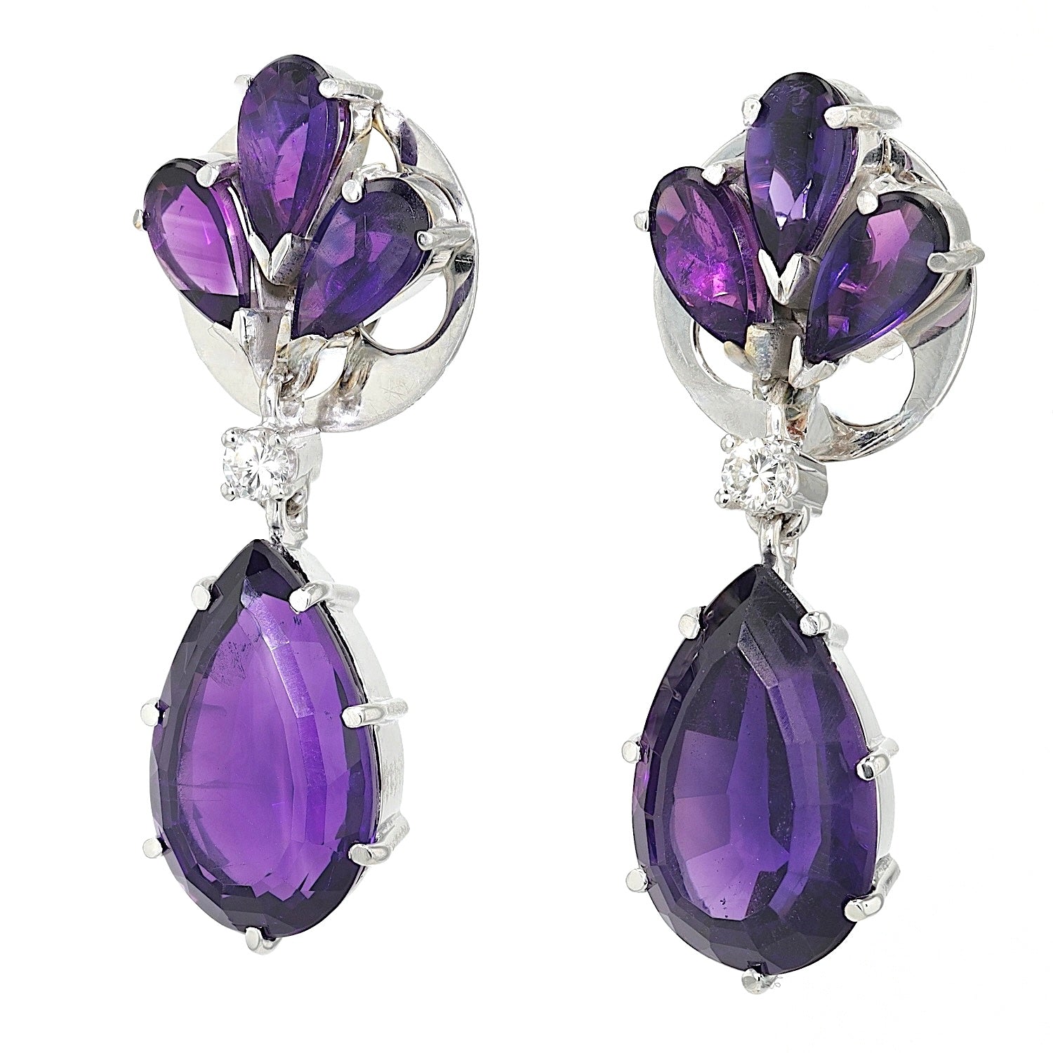 Ohrringe in 750er Weißgold mit Amethysten und Brillanten, hängend links gedreht