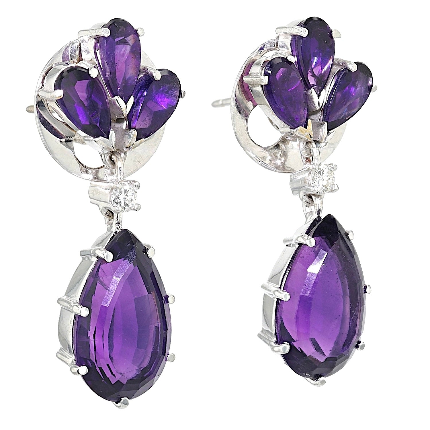 Ohrringe in 750er Weißgold mit Amethysten und Brillanten, hängend rechts gedreht