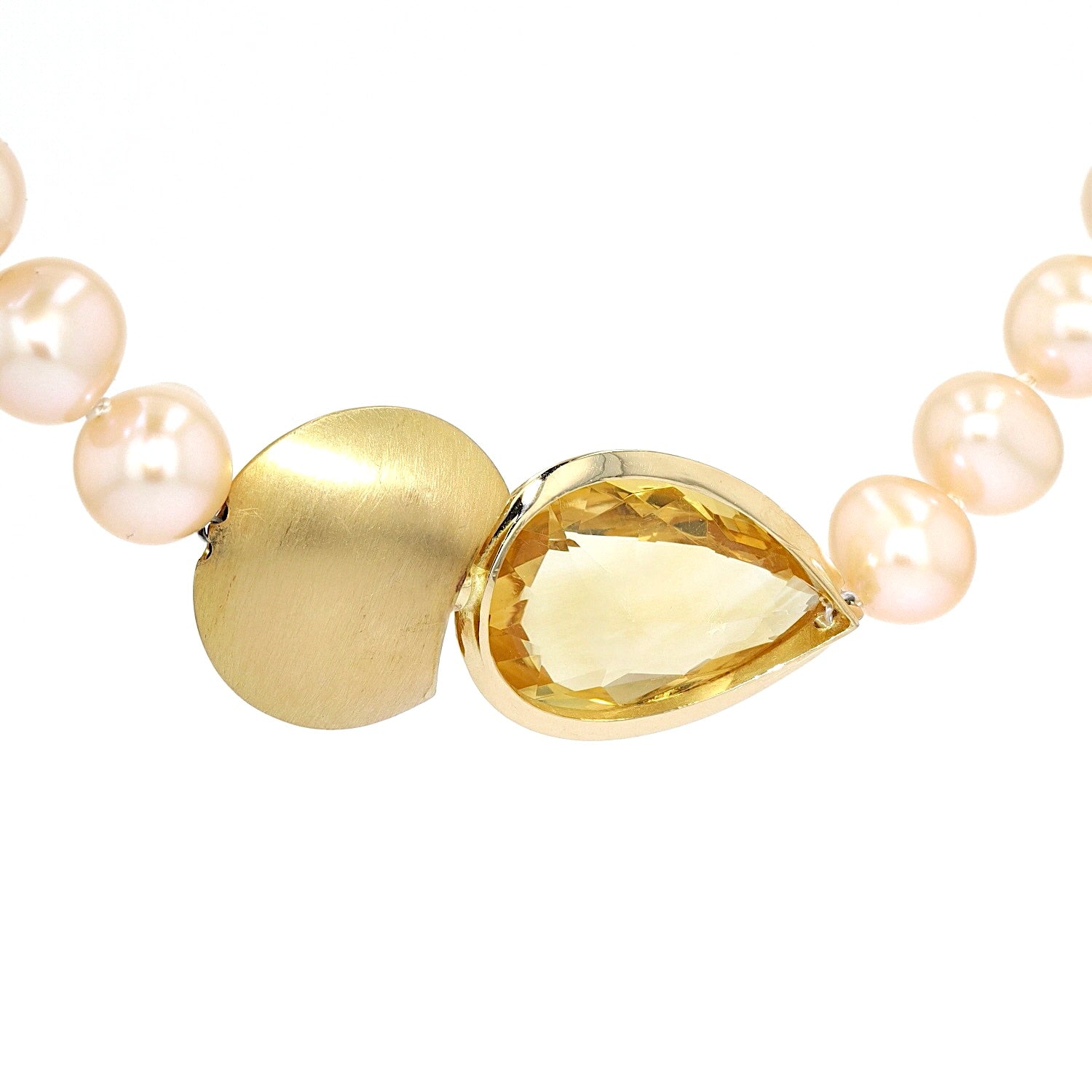 Zuchtperlencollier mit einem 750er Gelbgoldschloss und einem Citrin, Nahaufnahme Mittelteil