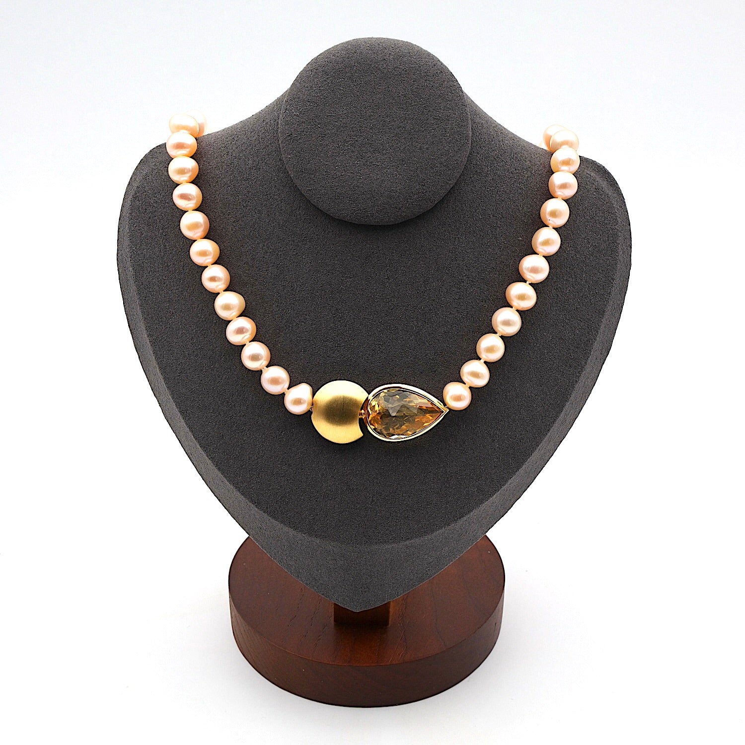 Zuchtperlencollier mit einem 750er Gelbgoldschloss und einem Citrin, an der Büste