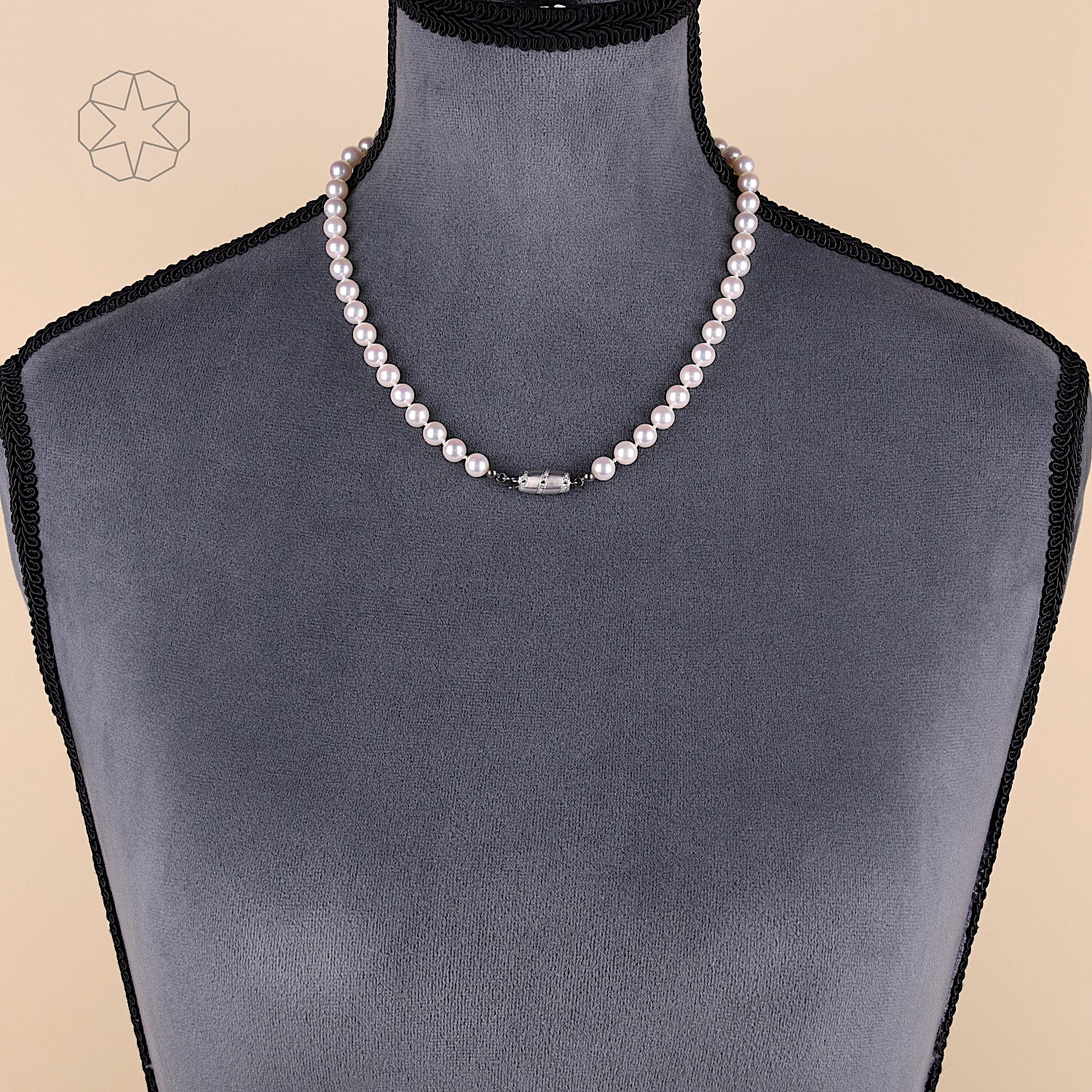 Collier mit Akoya-Zuchtperlen und einem Schloss in 585er Weißgold mit Brillanten, an der Büste