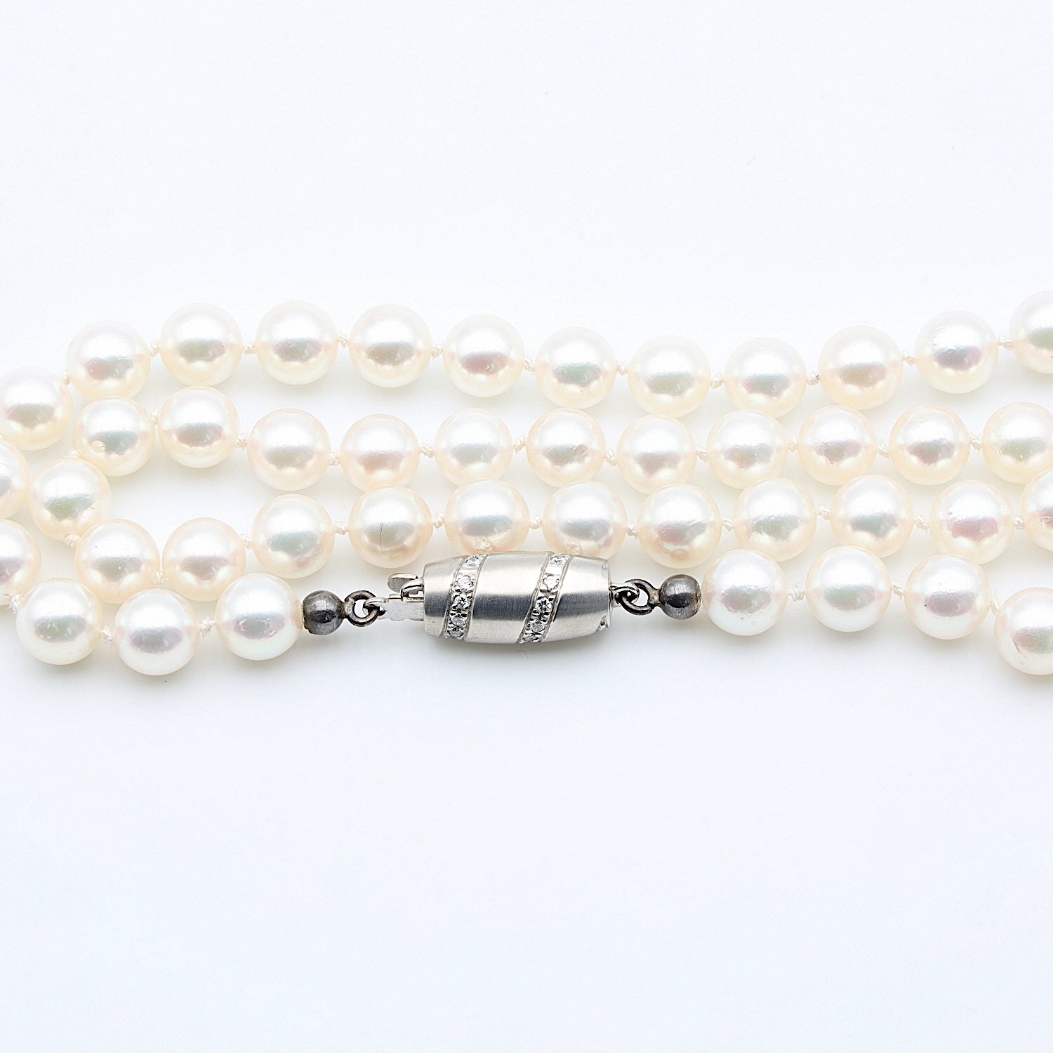 Collier mit Akoya-Zuchtperlen und einem Schloss in 585er Weißgold mit Brillanten, liegend Draufsicht Nahaufnahme