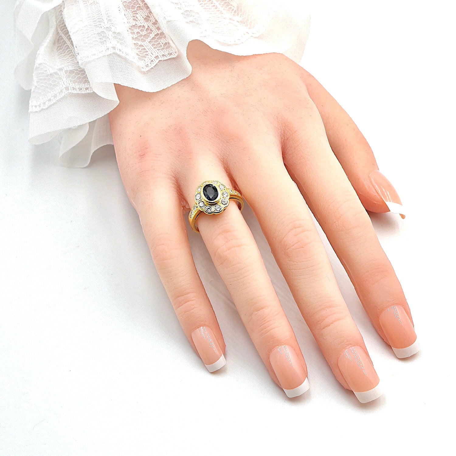 Vintage Ring in 750er Gelbgold mit einem Saphir und Brillanten, an der Hand