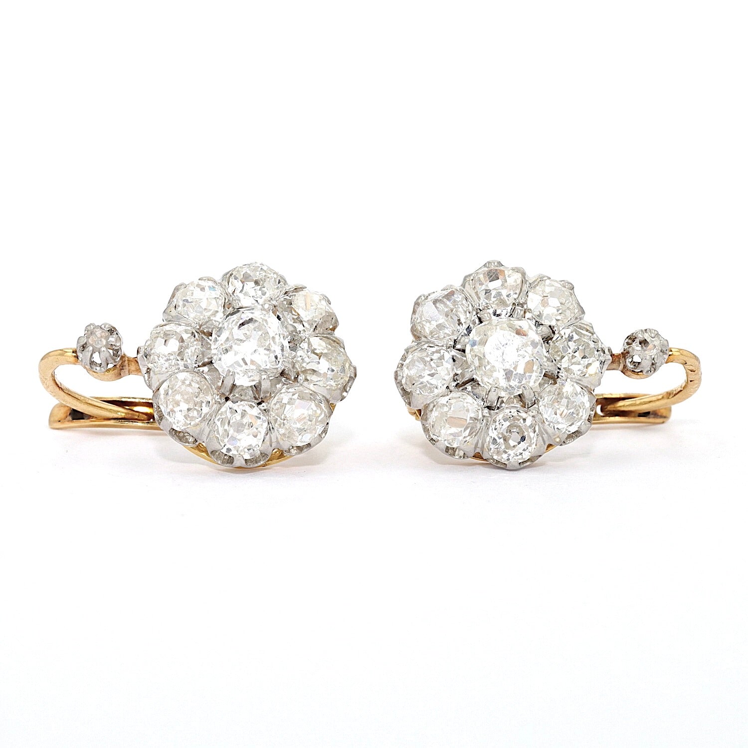 1 Paar Ohrringe, Frankreich um 1910 in 750er Gelbgold, Platin mit Diamanten, liegend frontal