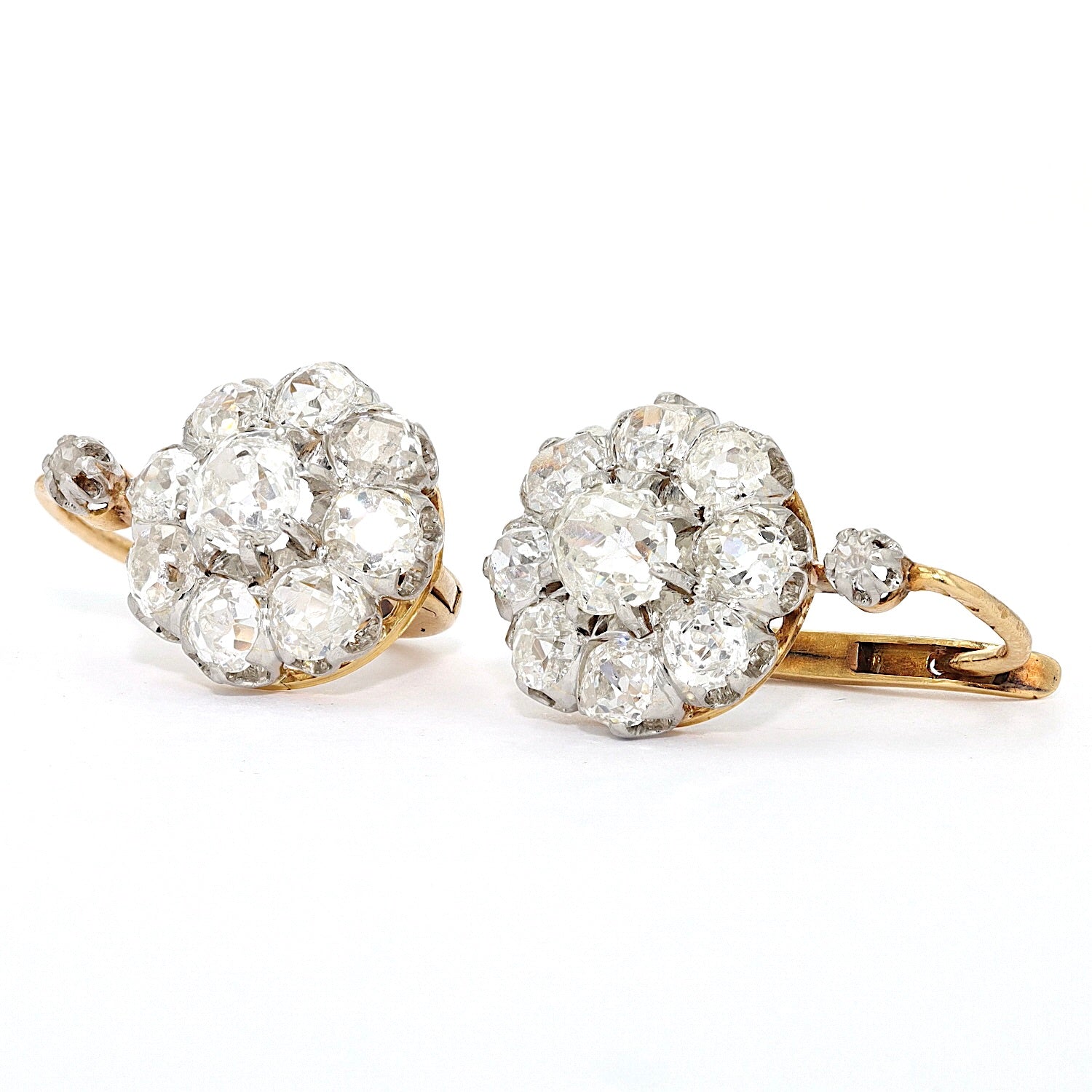 1 Paar Ohrringe, Frankreich um 1910 in 750er Gelbgold, Platin mit Diamanten, liegend links gedreht
