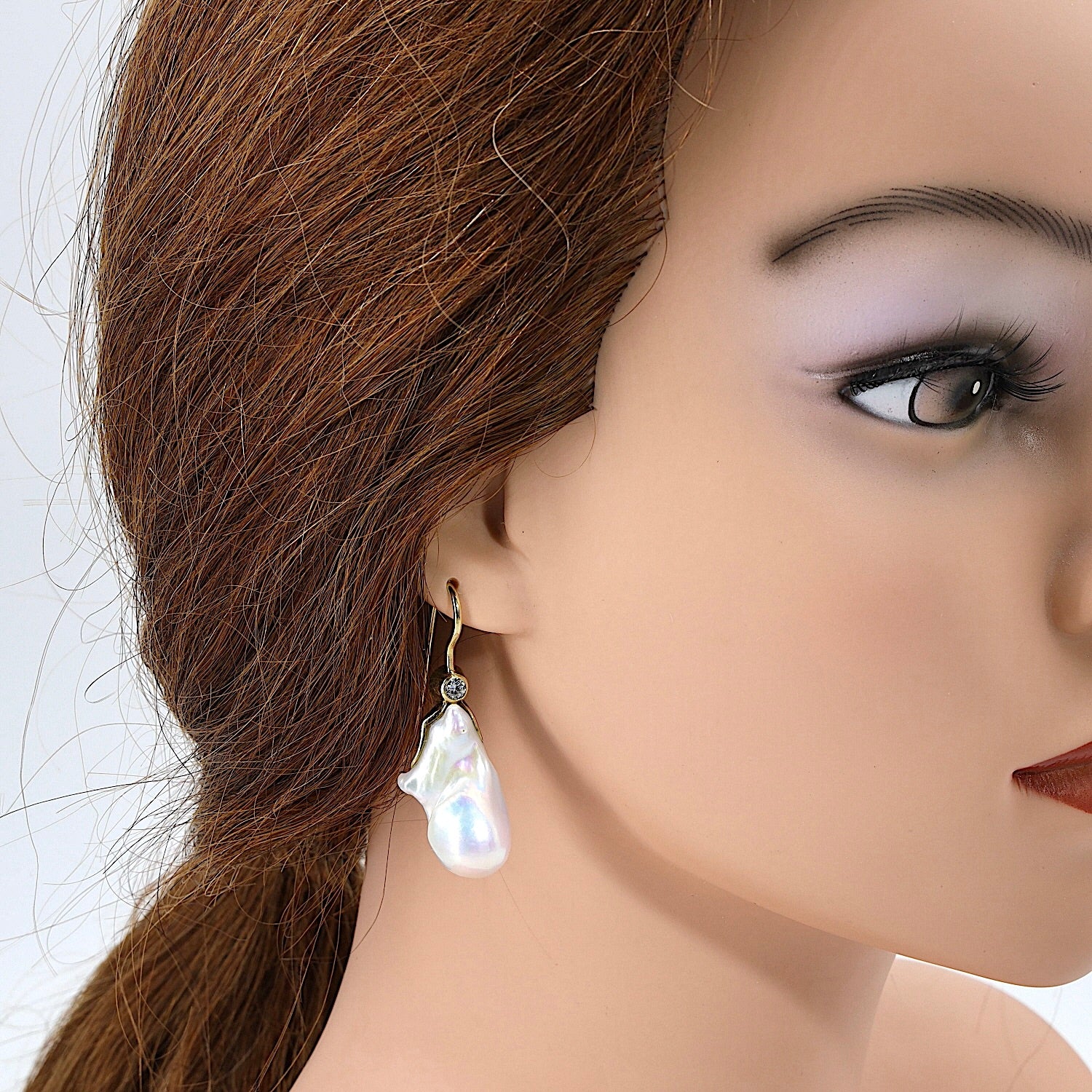 1 Paar Ohrhänger aus 585er Gelbgold mit Süßwasser-Zuchtperlen und Brillanten, einzelnd am Ohr