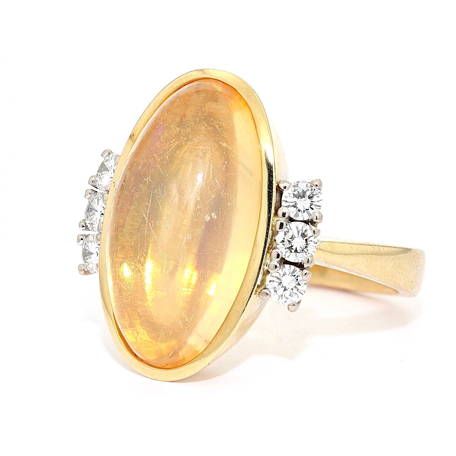 Ring in 750er Gelbgold mit einem Kristallopal und Brillanten, liegend links gedreht