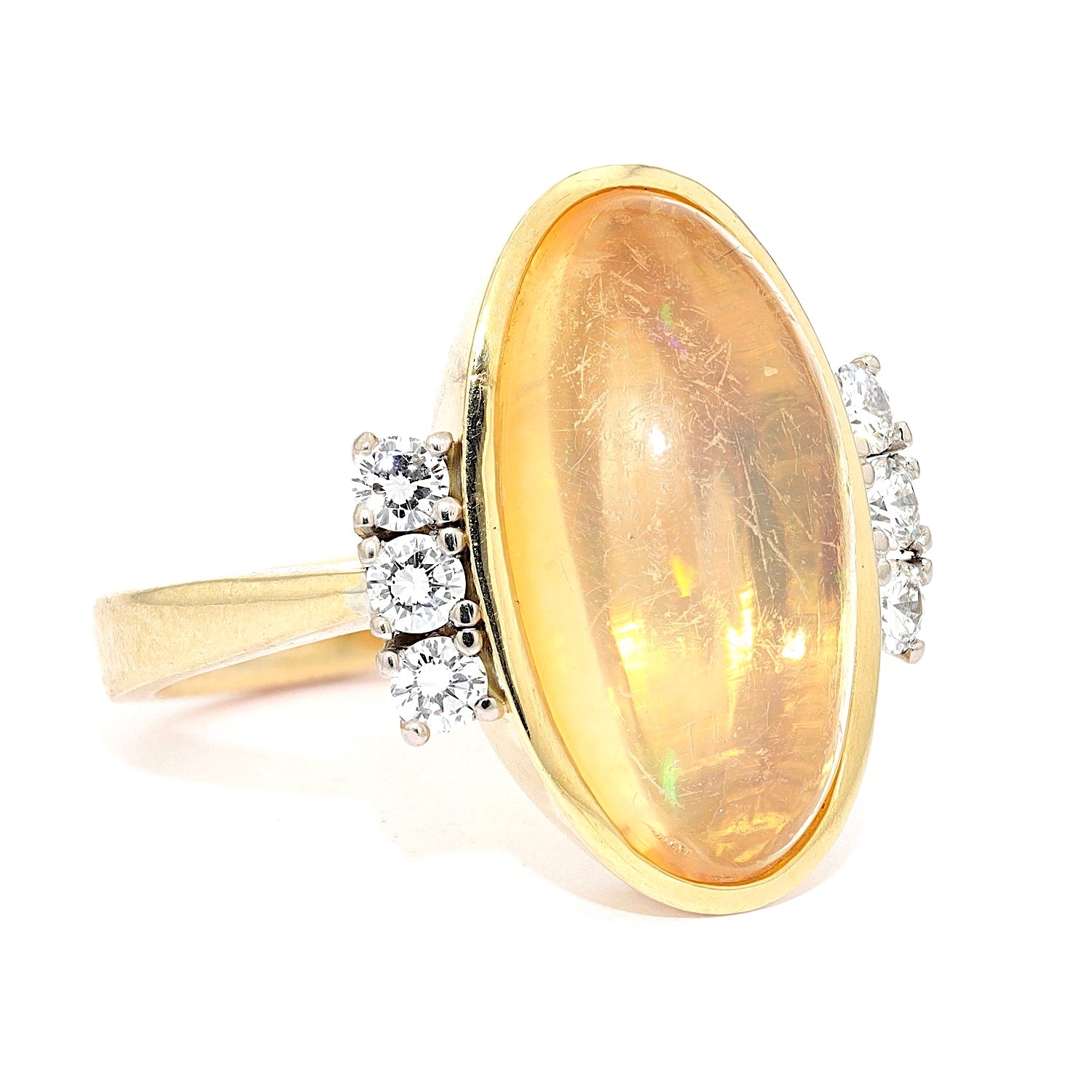 Ring in 750er Gelbgold mit einem Kristallopal und Brillanten, liegend rechts gedreht