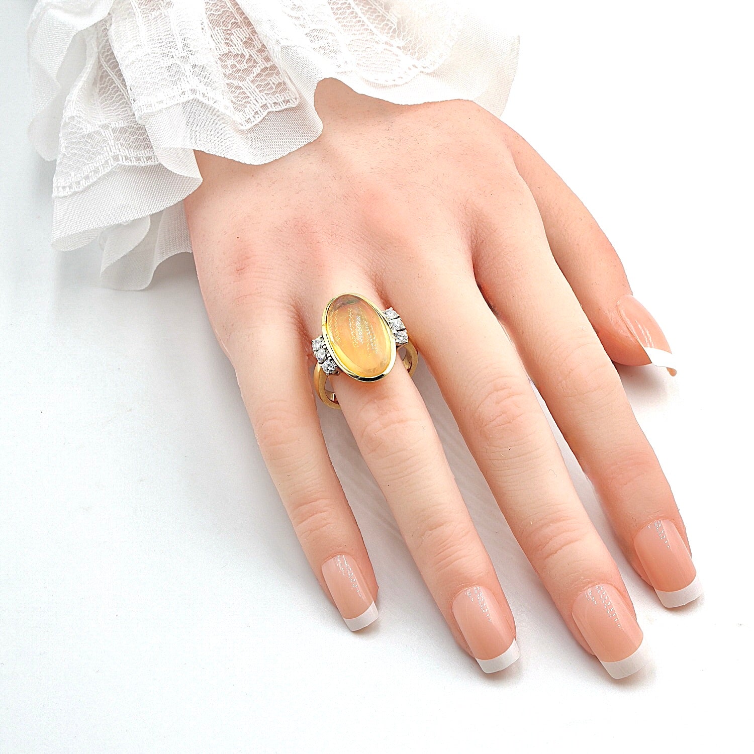 Ring in 750er Gelbgold mit einem Kristallopal und Brillanten, an der Hand