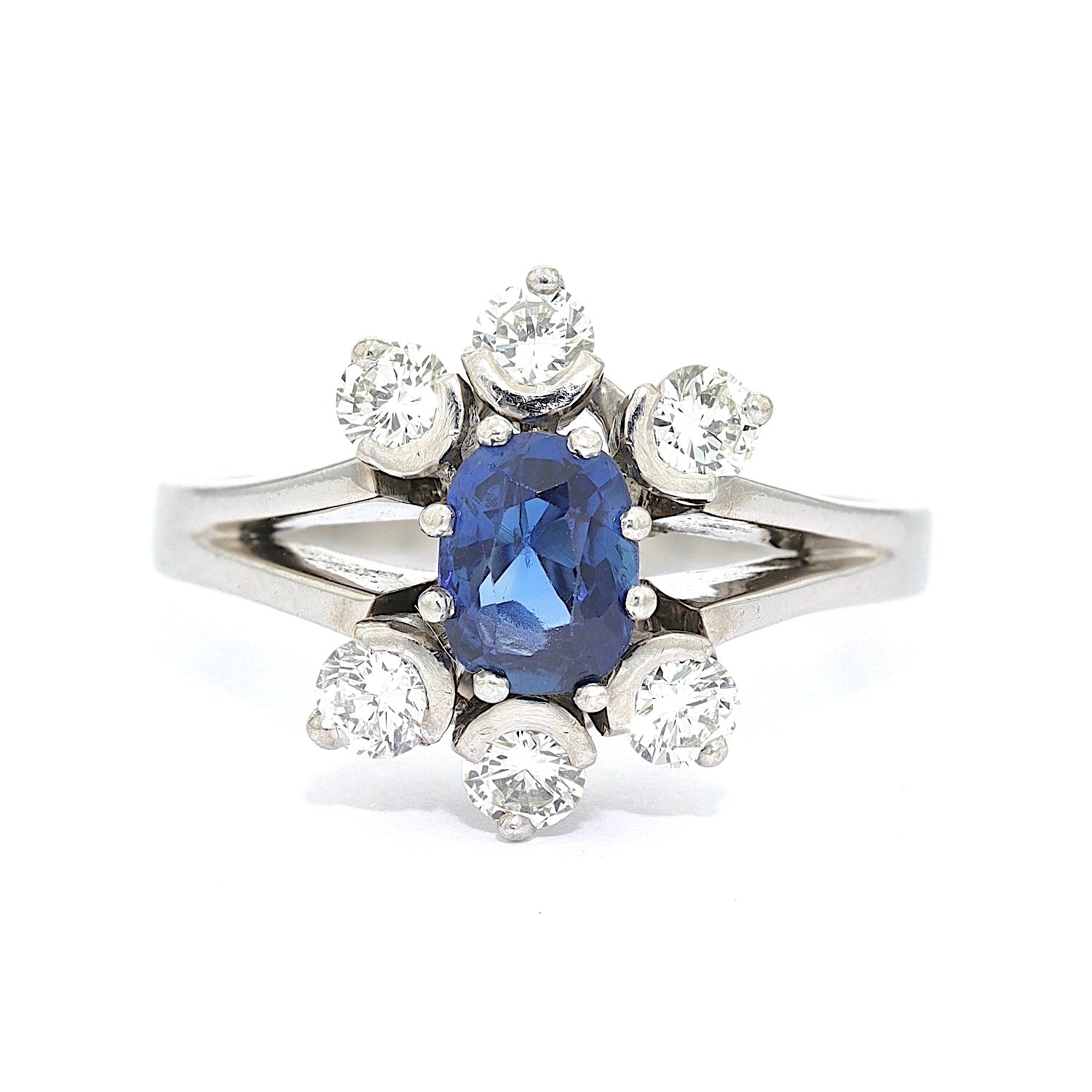 Ring in 585er Weißgold mit einem Saphir und Brillanten, liegend frontal