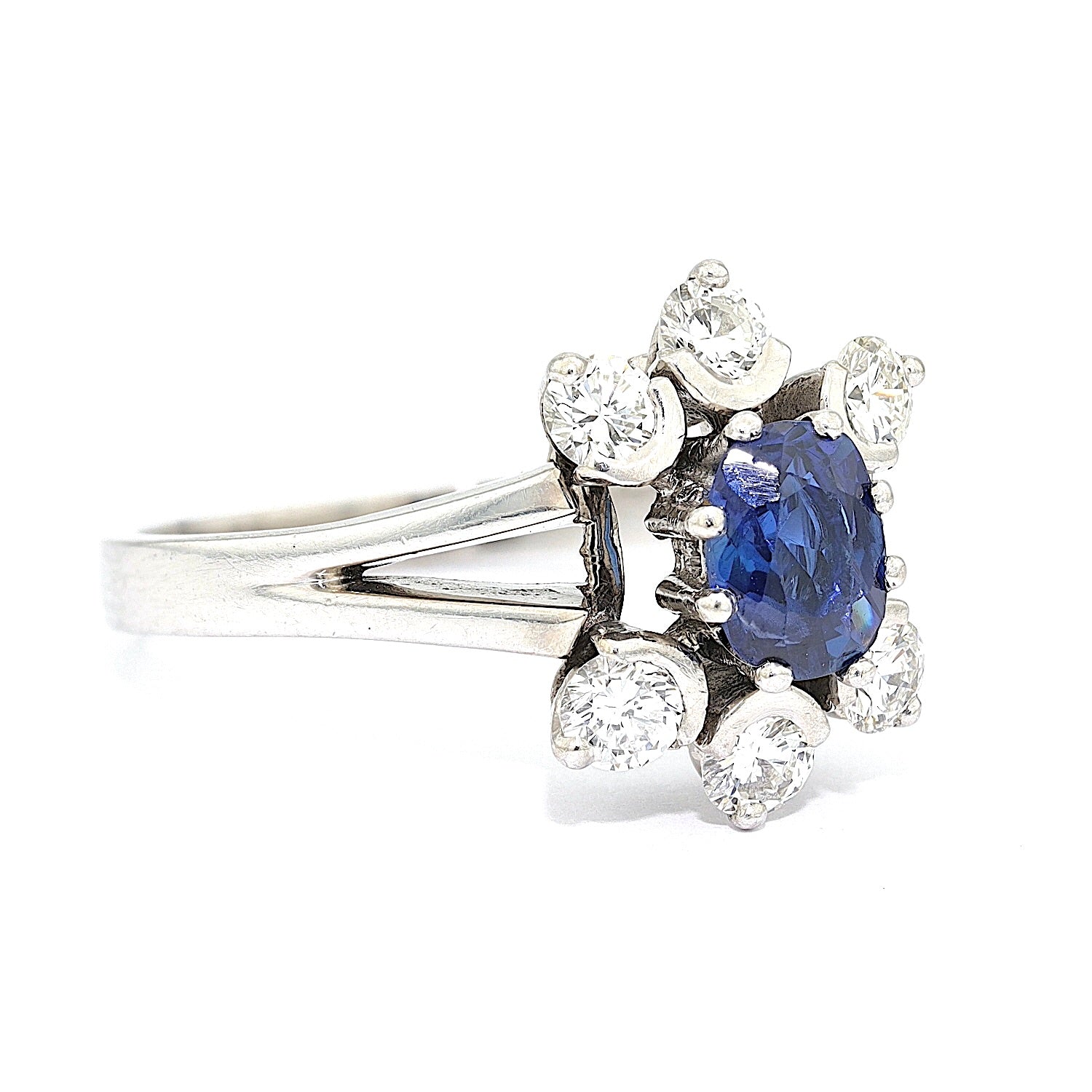 Ring in 585er Weißgold mit einem Saphir und Brillanten, liegend rechts gedreht